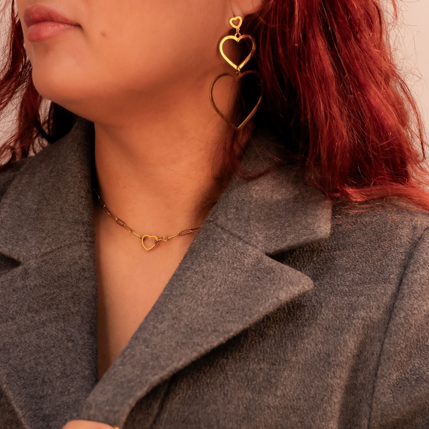 Model draagt Chain of Love Ketting – stijlvolle gouden ketting met hart, een betekenisvolle toevoeging aan elke vrouwelijke look.