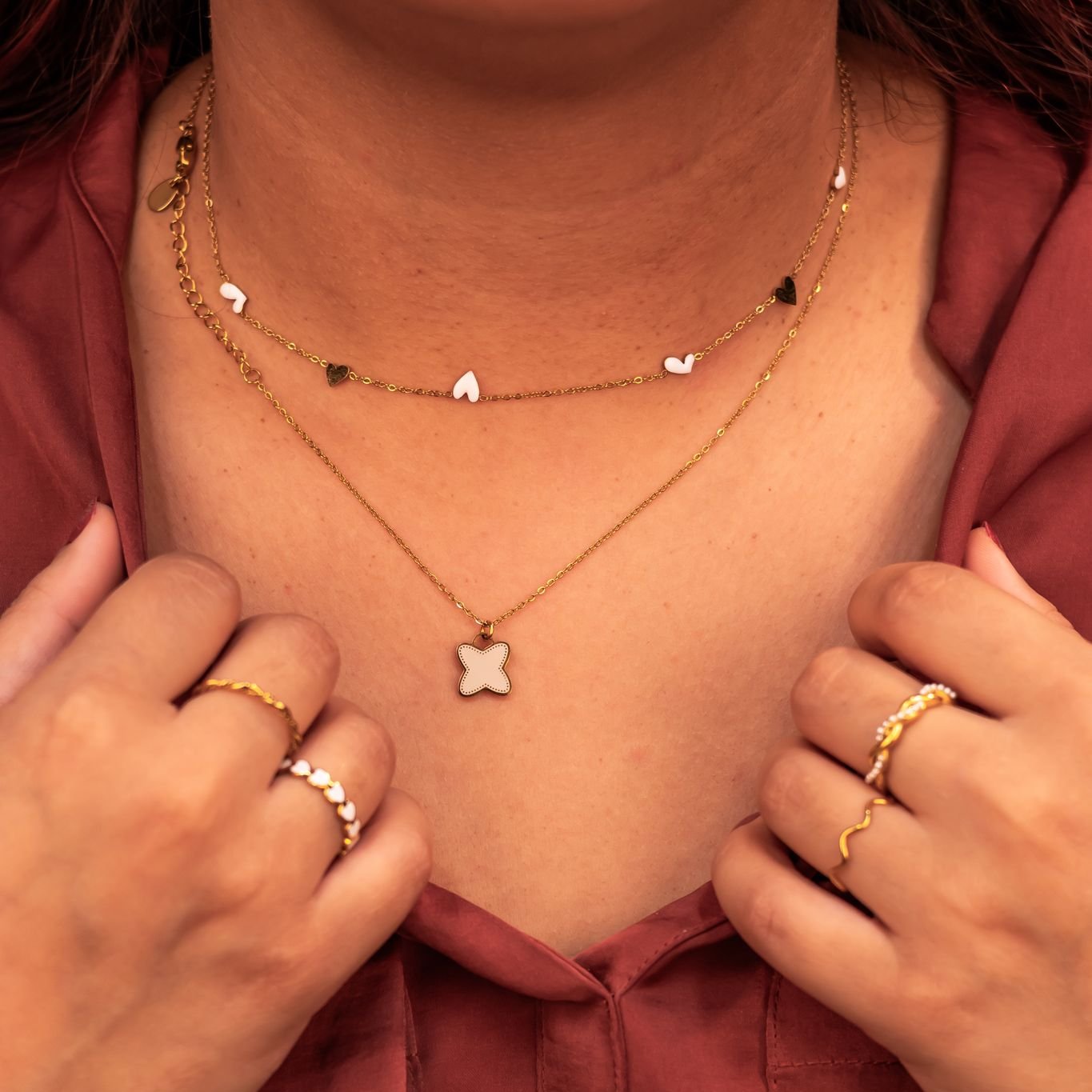 Model draagt Lucky Charm Ketting wit – delicate klaver ketting voor vrouwen, perfect te combineren met bijpassende oorbellen, elegant en hypoallergeen.