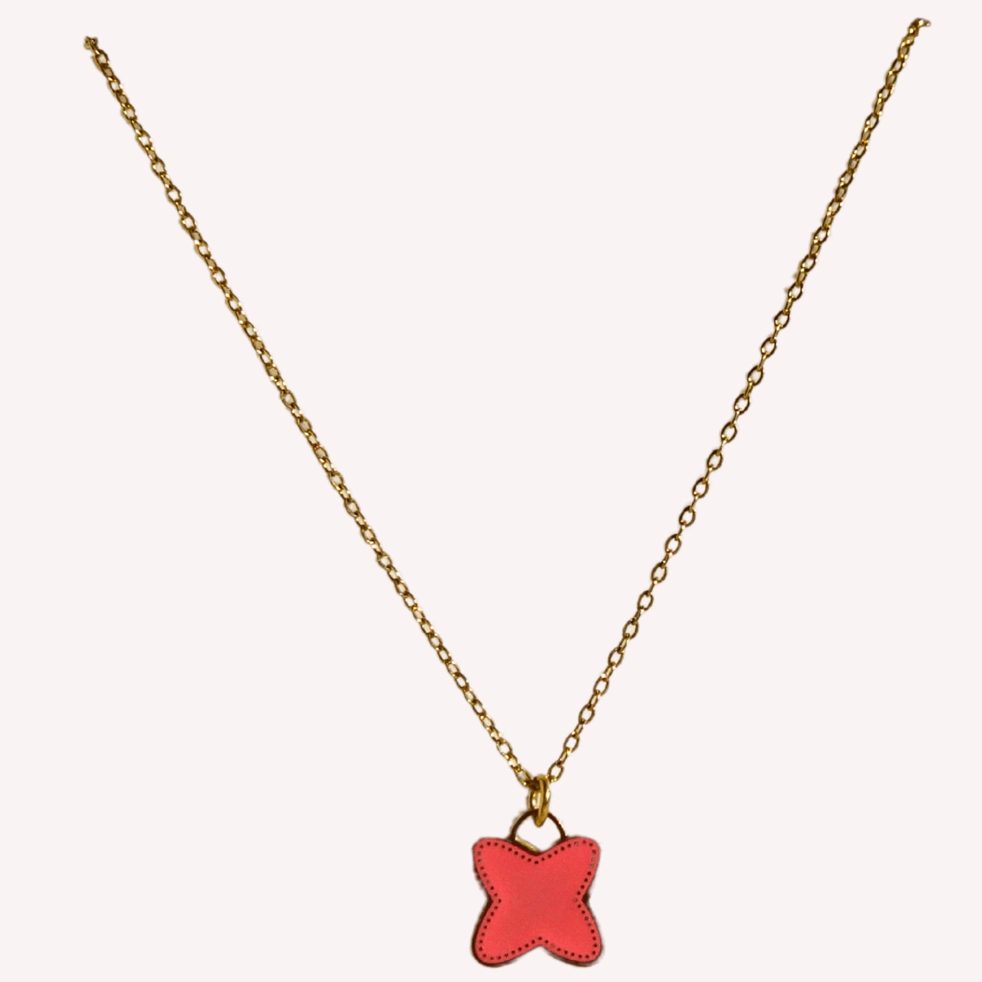 Ketting met klaver bedel in de kleur koraal