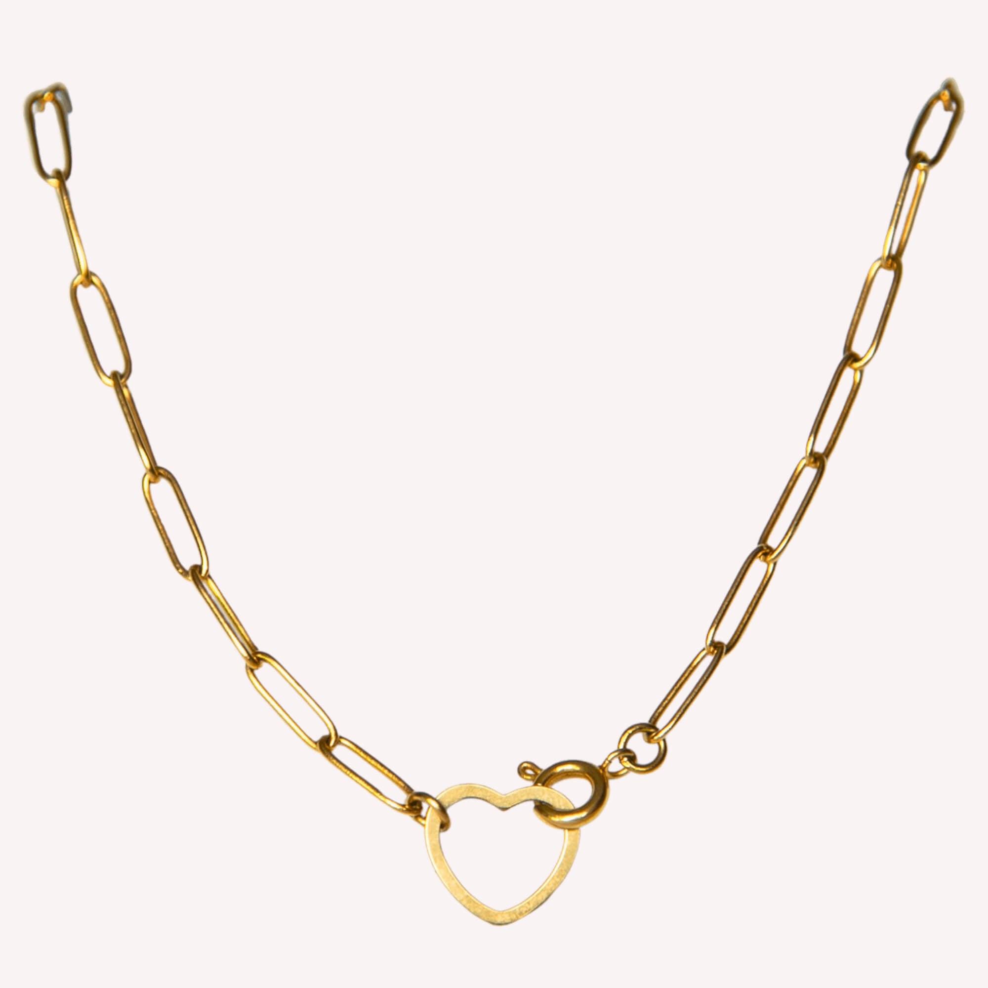 Chain of Love Ketting – gouden schakelketting met hartsluiting, perfect als subtiele statement van liefde en vrouwelijkheid.