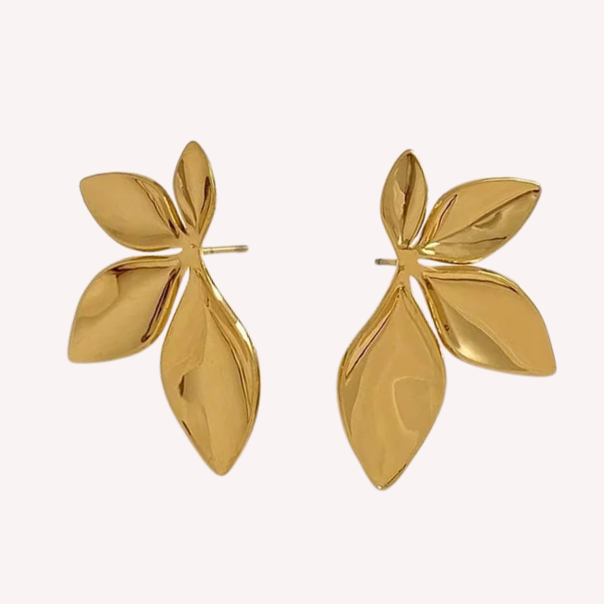 Leaf It To Me Oorbellen goud – subtiele gouden blad oorbellen met symboliek van groei en balans.