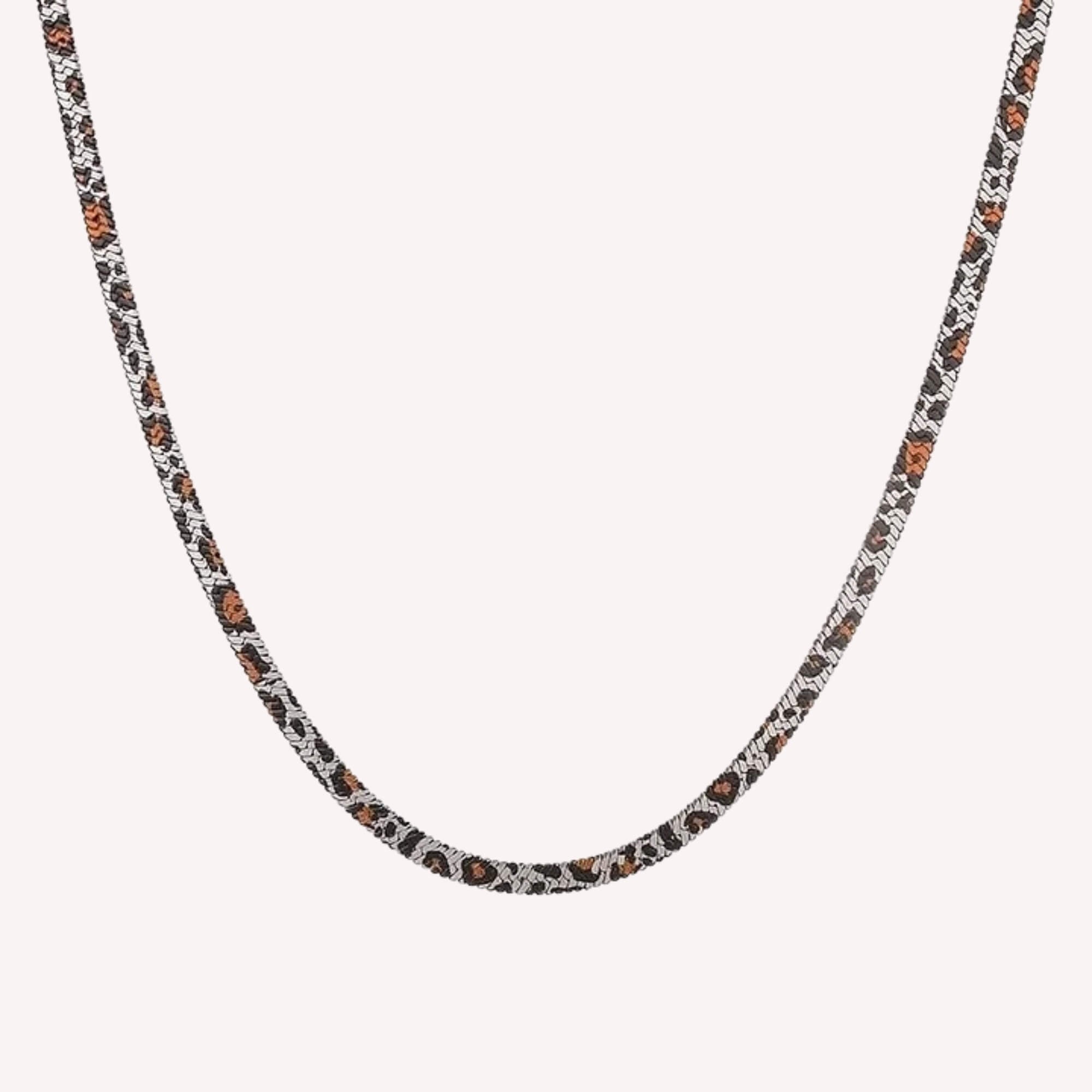 Zilveren Leopard Instinct Ketting met luipaarddetail, verstelbaar en roestvrij staal – een elegante en krachtige keuze voor elke dag.