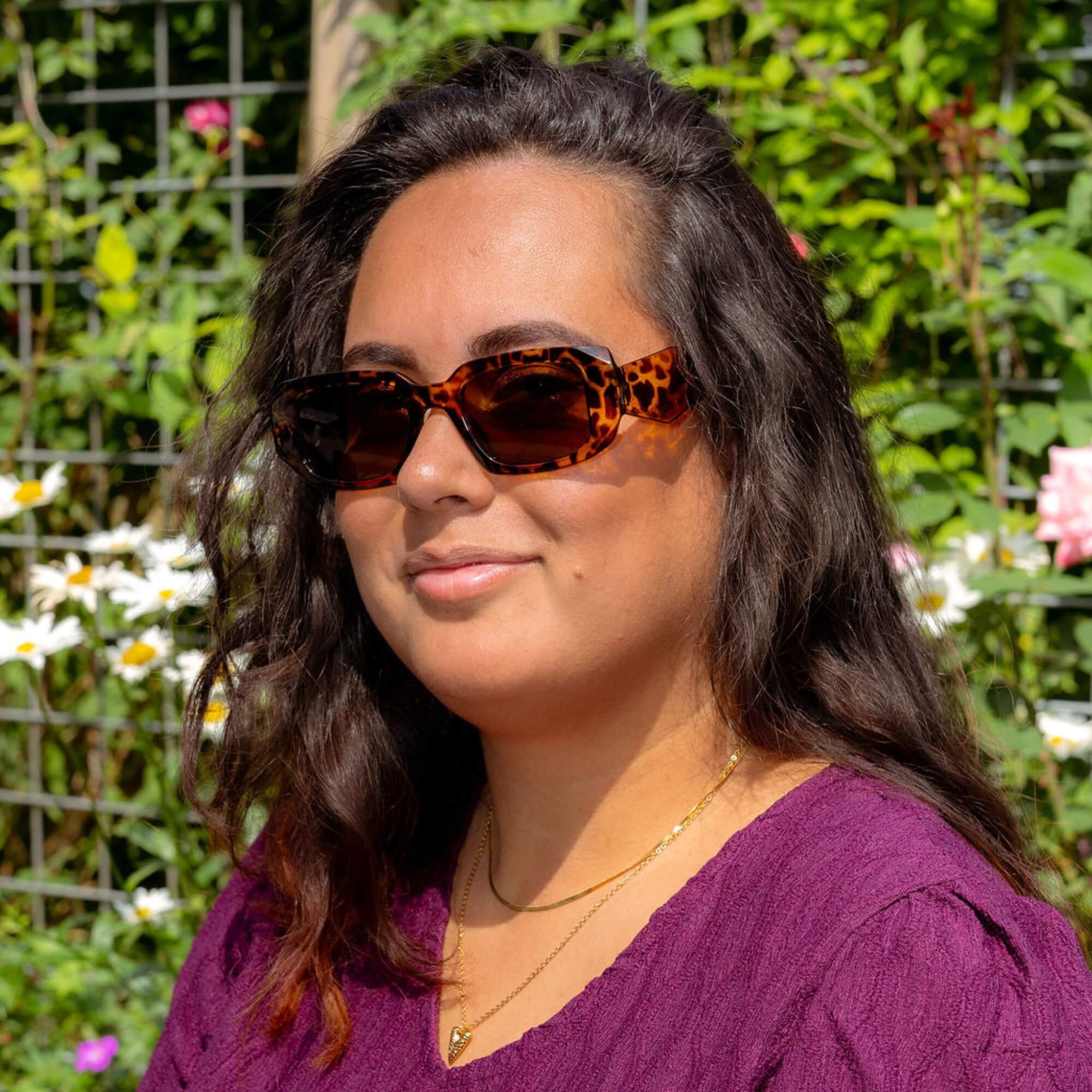 Celia draagt de Looking Sharp Zonnebril leopard - een mooie retro zonnebril met leopard print.
