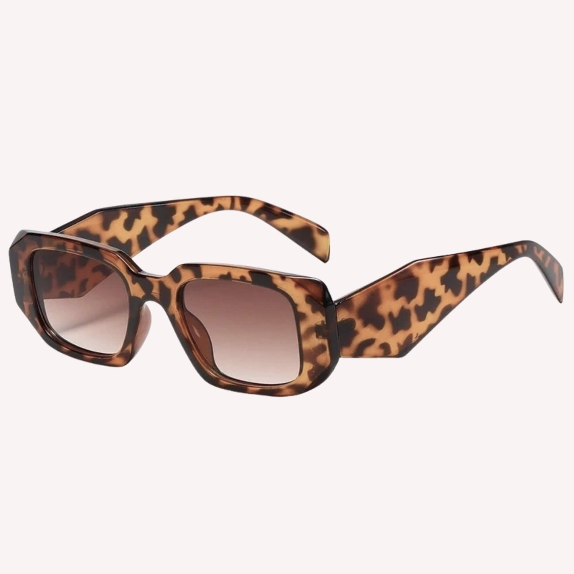 Looking Sharp Zonnebril leopard - een goedkope zonnebril met een diamantvormig frame.