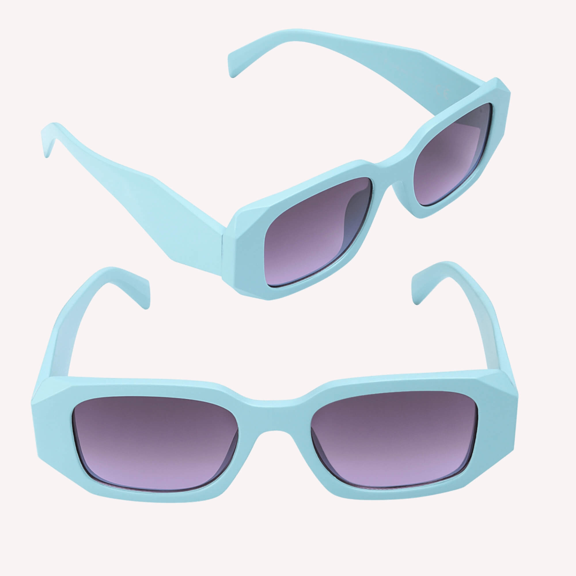 Lichtblauwe Looking Sharp zonnebril – trendy diamantvormige zonnebril voor vrouwen met flair.