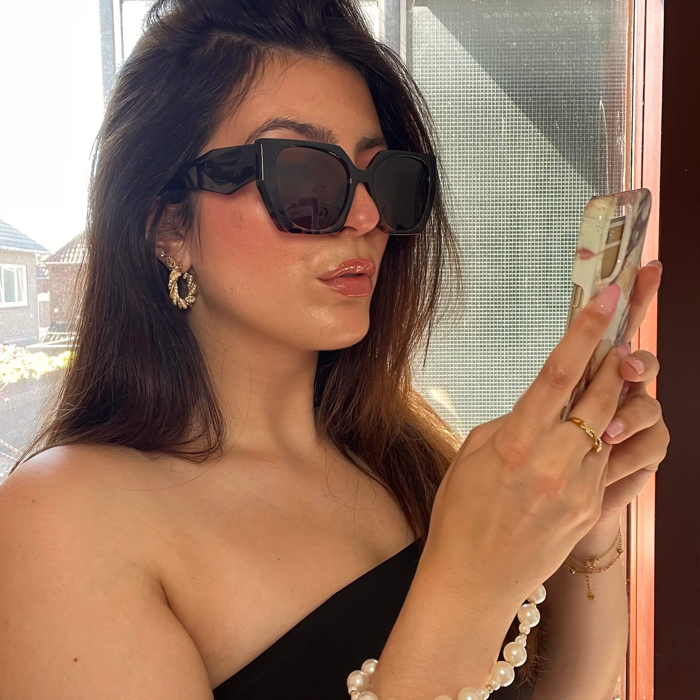 Mandy draagt de Glamour Gaze zonnebril voor dames