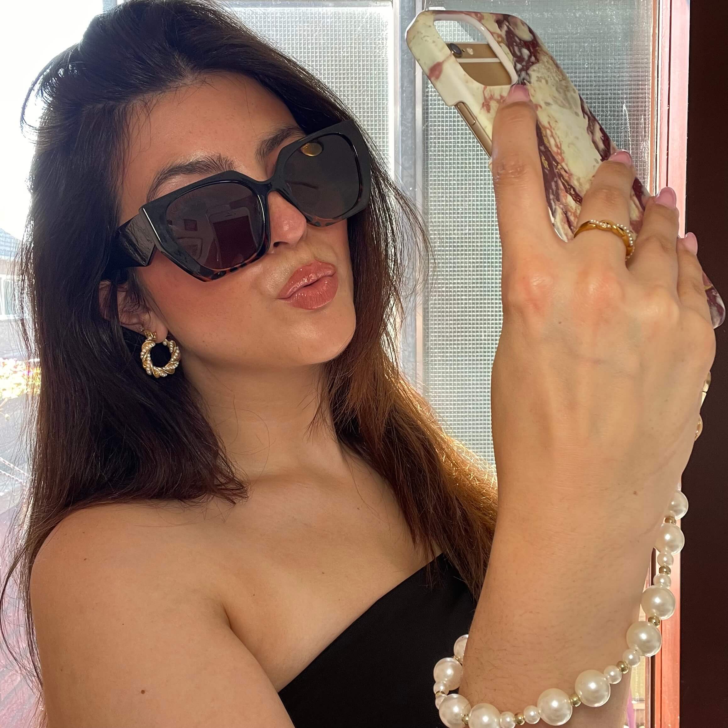 Mandy draagt de Glamour Gaze zonnebril in het bruin