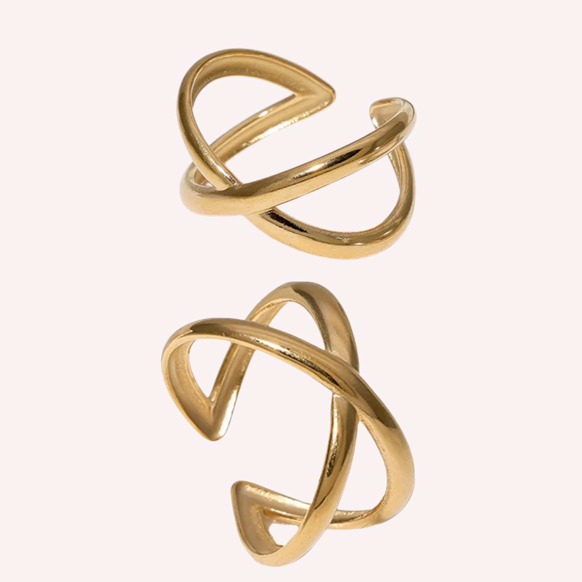 Meant to Cross Ring in goud – verstelbare 18K gold plated ring met kruislings design, gemaakt van roestvrij staal dus hypoallergeen.
