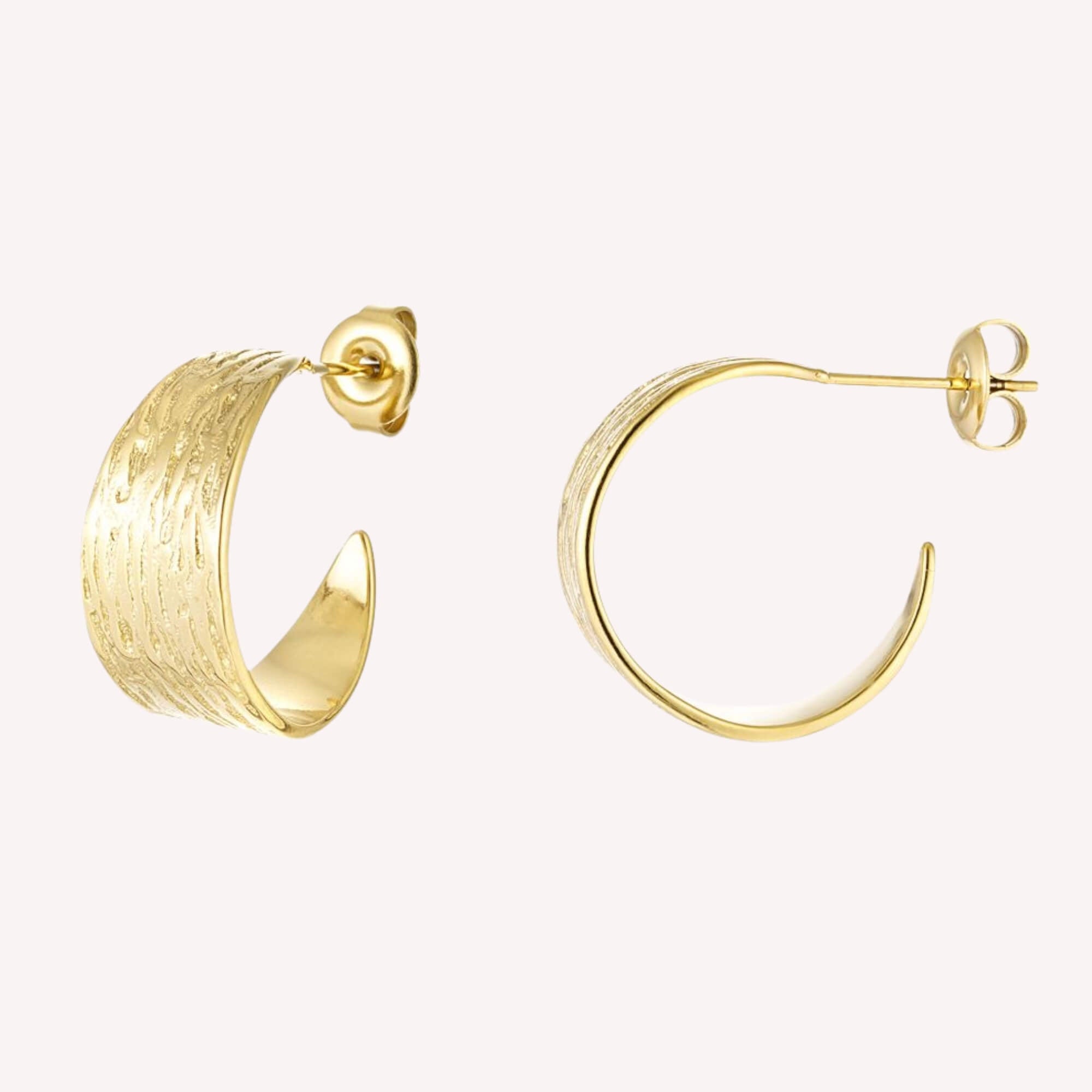 Mini Moods Hoops goud voor vrouwen – kleine gold plated oorbellen met een subtiel patroon.