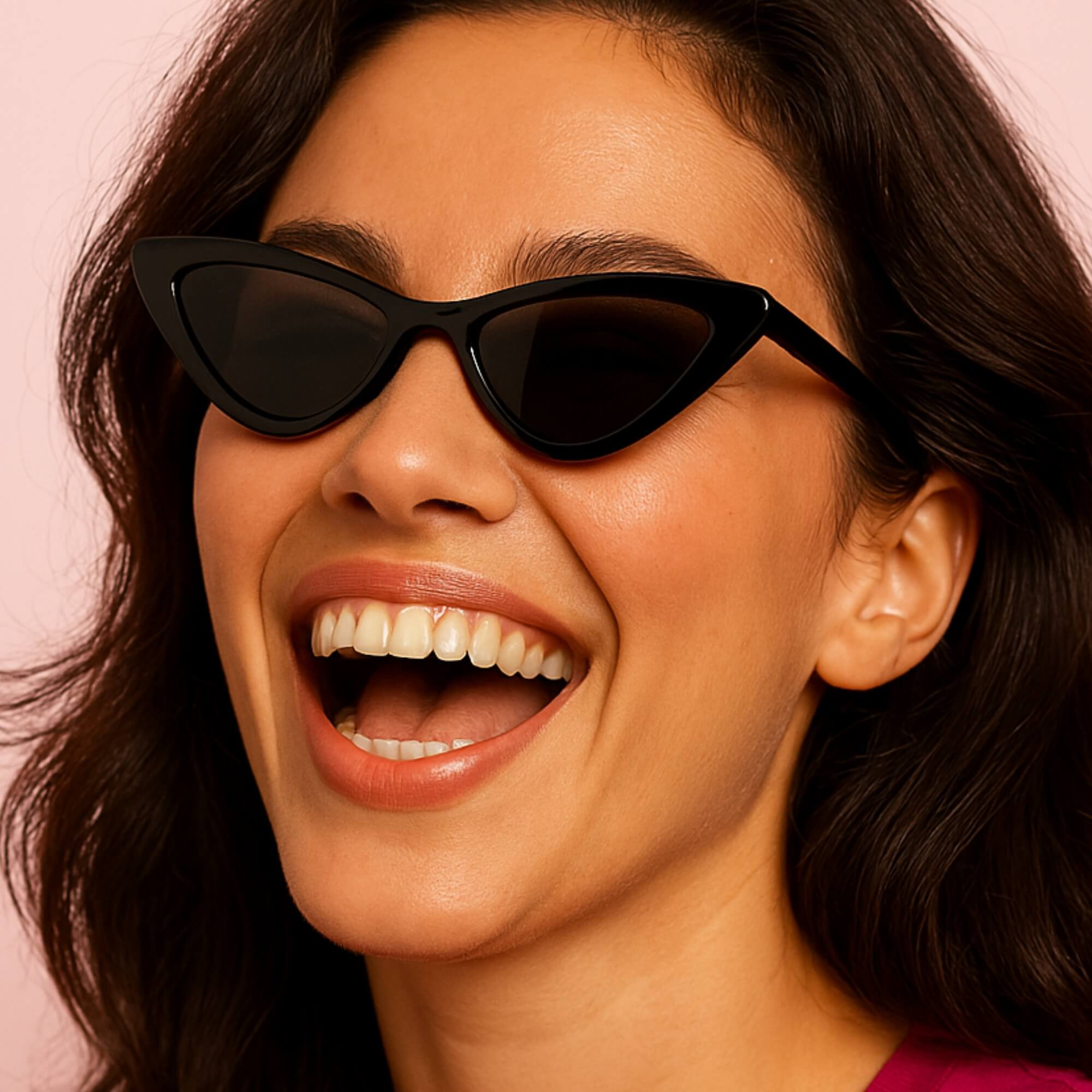 Model draagt zwarte Purrfect View zonnebril – een elegante cat-eye bril voor vrouwen die durven stralen.