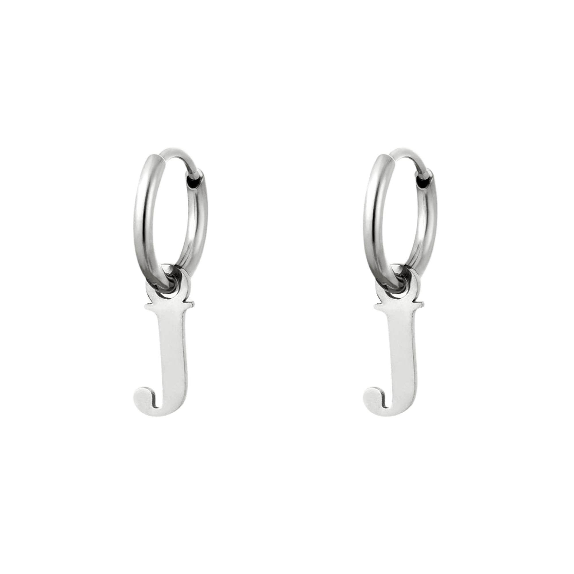 Initial Love Oorbel zilver met letter J, accentueert jouw unieke identiteit – zilveren letter oorbellen met de letter J.
