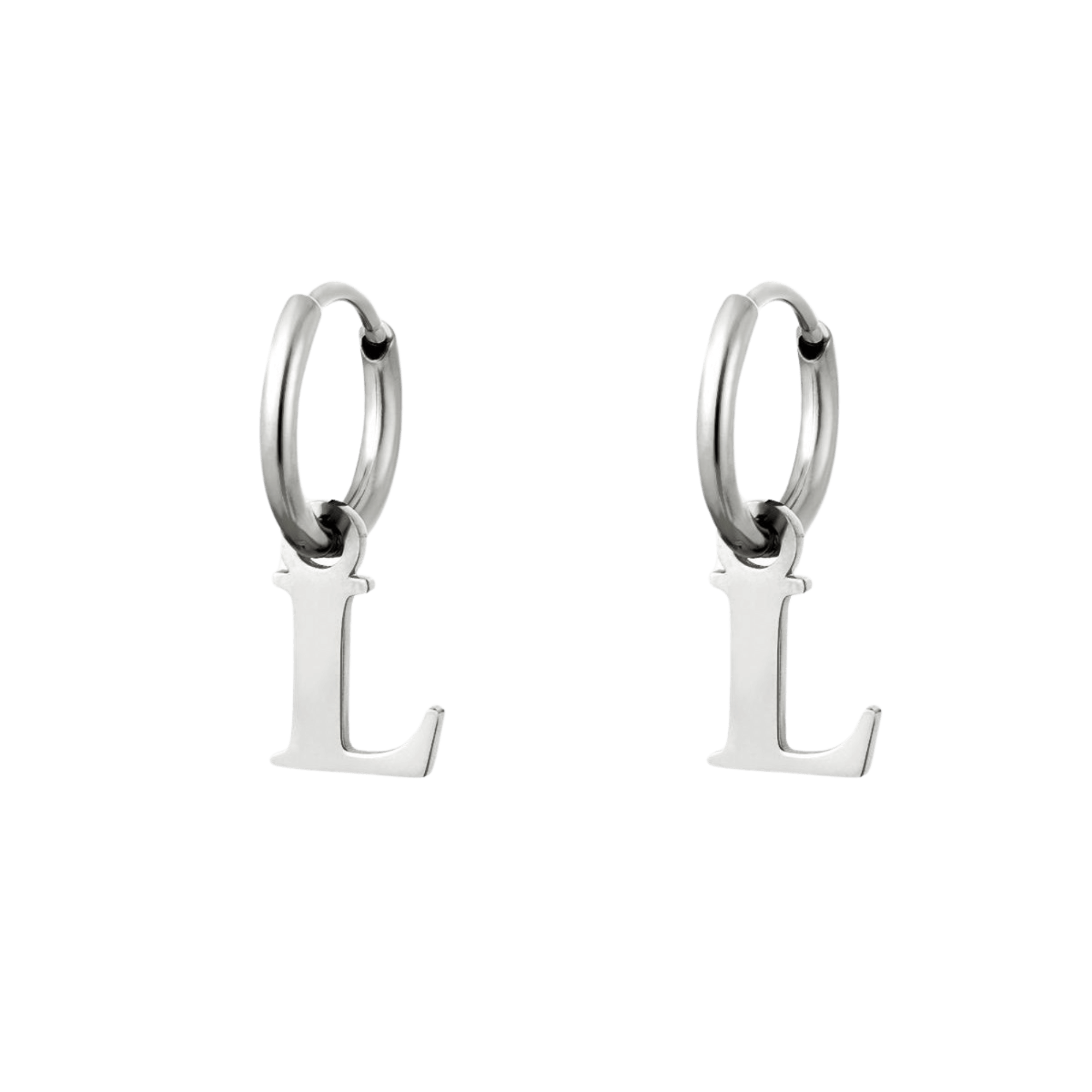 Initial Love Oorbel zilver met letter L, herinnert je aan je eigen waarde – zilveren letter oorbellen met de letter L.