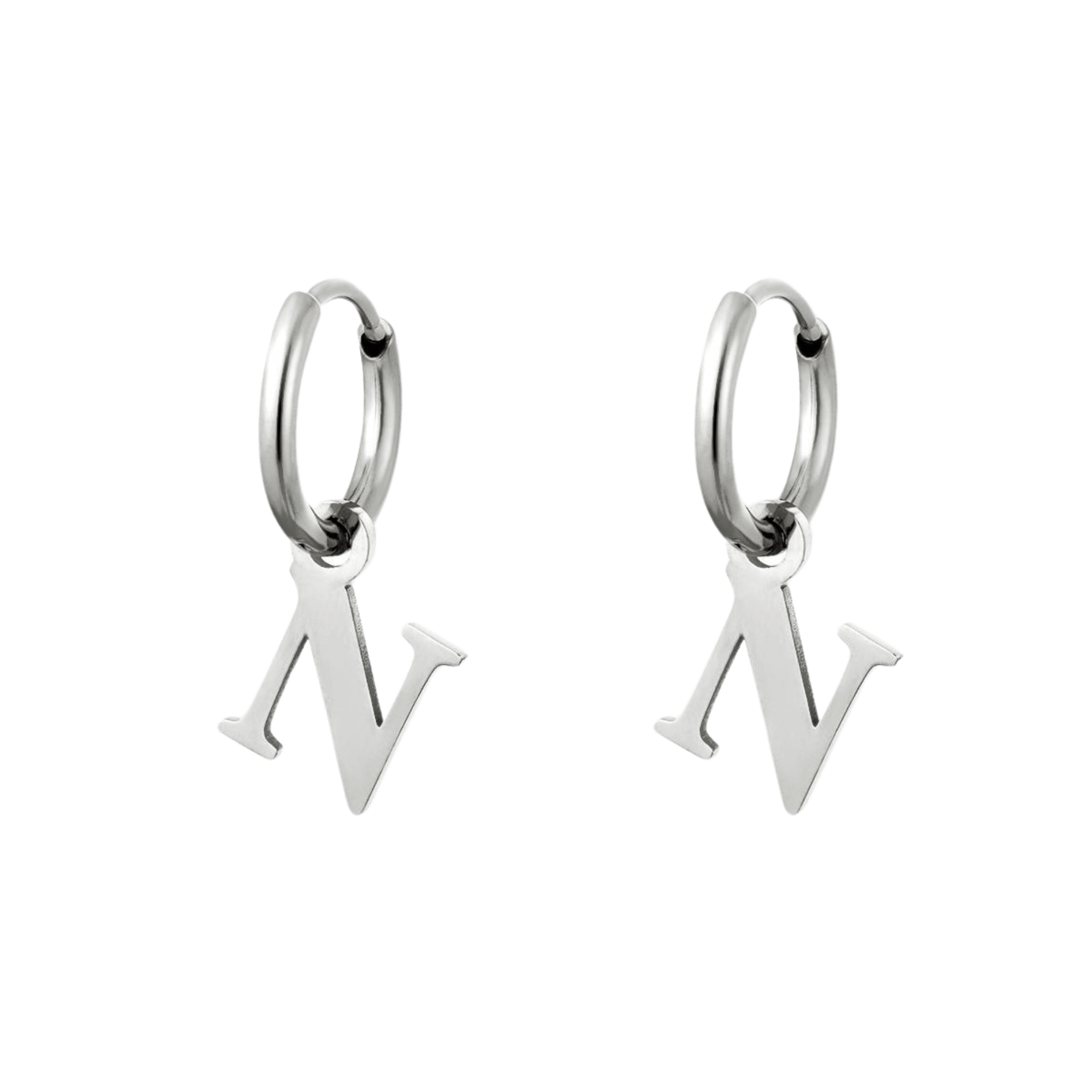 Initial Love Oorbel zilver met letter N, is een stijlvolle ode aan jezelf – zilveren letter oorbellen met de letter N.