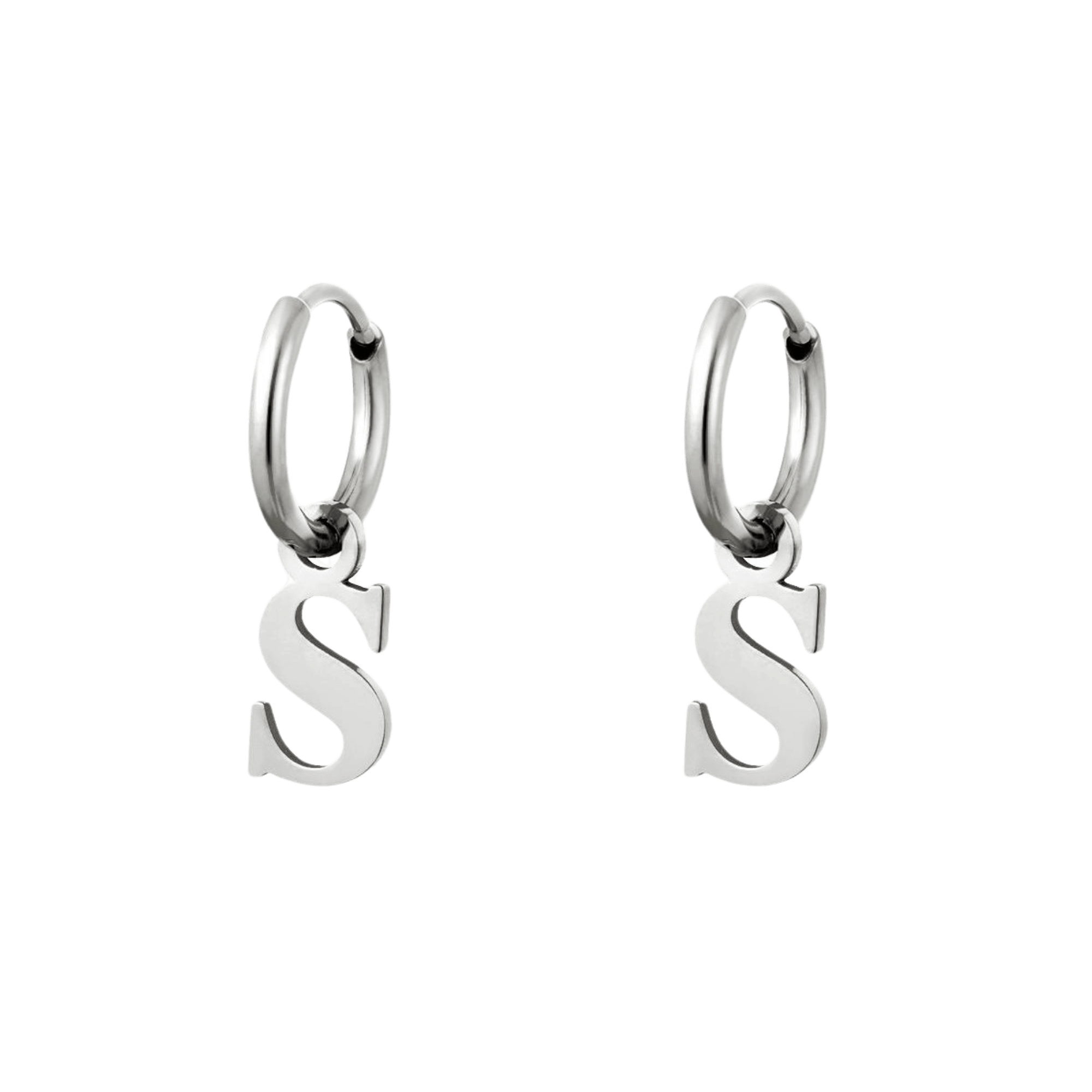 Initial Love Oorbel zilver met letter S, geeft je die persoonlijke sparkle – S letter oorbellen zilver.