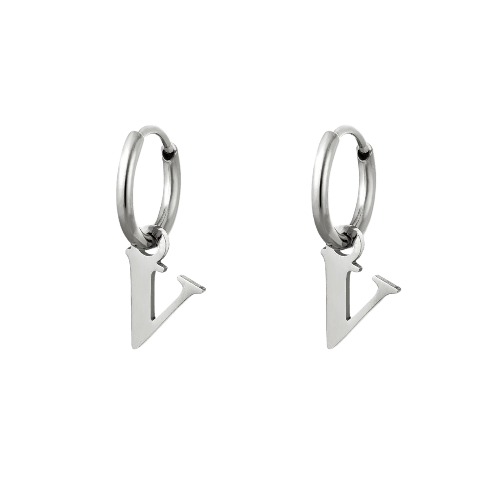 Initial Love Oorbel zilver met letter V, is een ode aan jouw begin – zilveren letter oorbellen met de letter V.