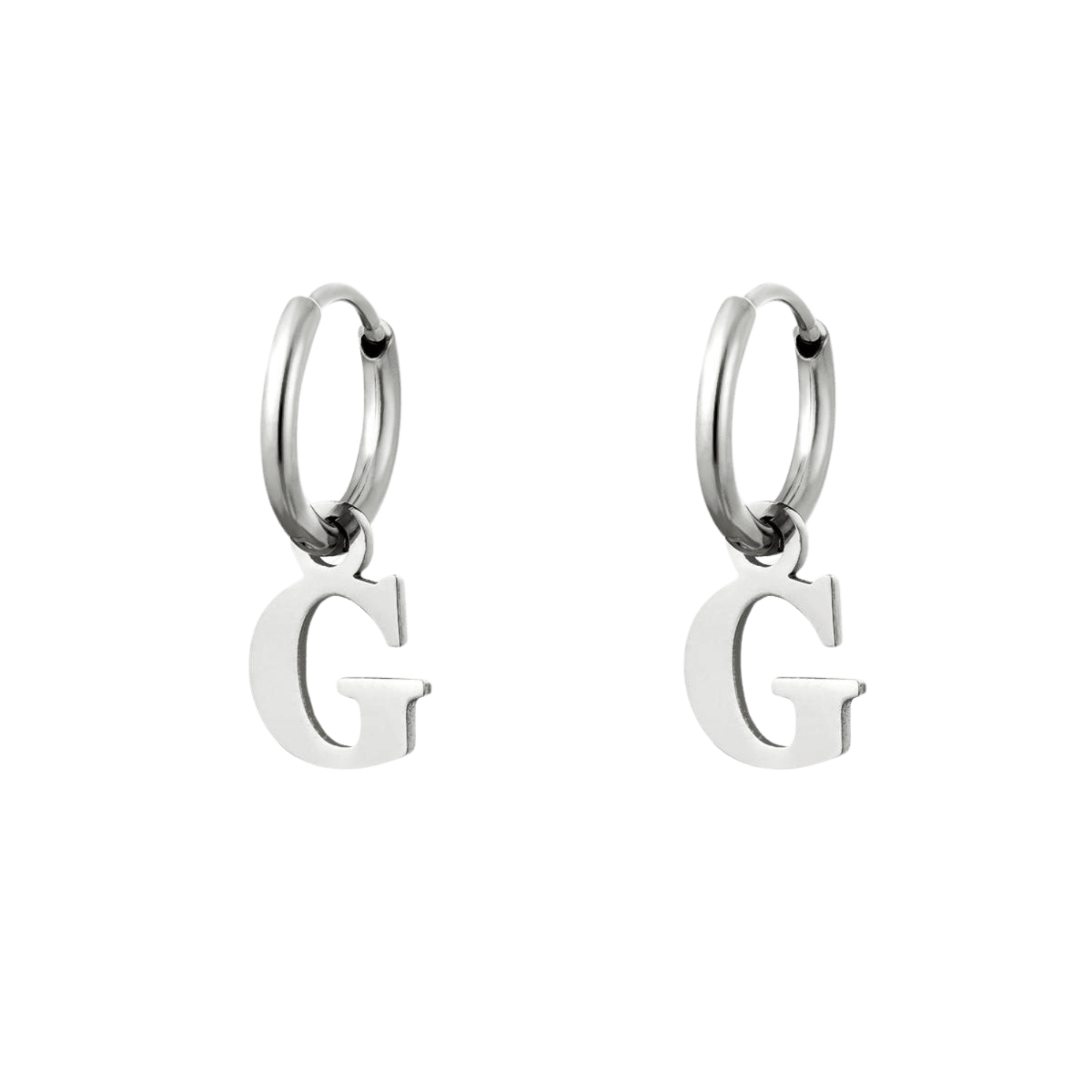 Initial Love Oorbel zilver met letter G, is een krachtig detail voor elke outfit – letter oorbellen zilver met de letter G.