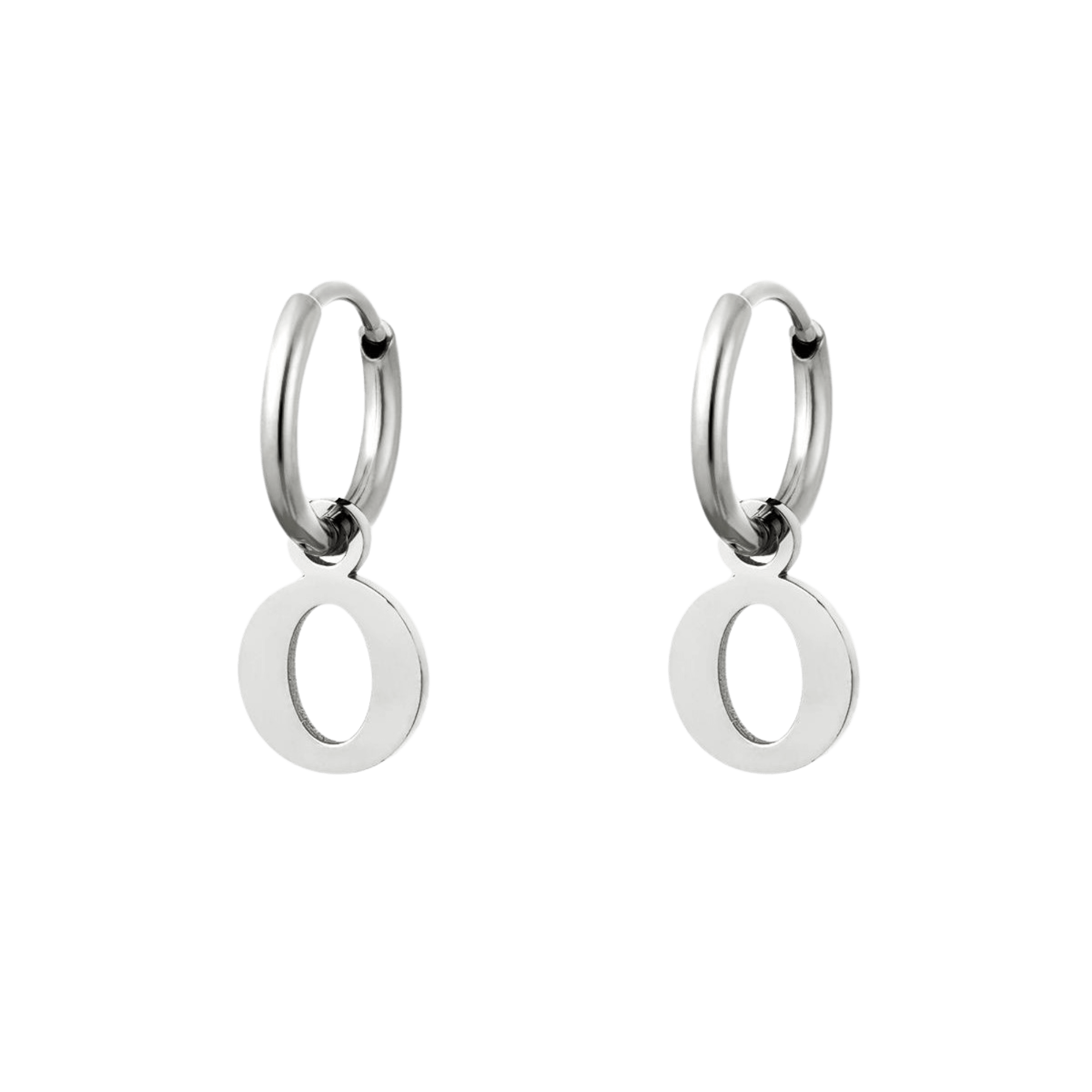 Initial Love Oorbel zilver met letter O, symboliseert kracht en zachtheid – initiaal oorbellen met de letter O in het zilver.