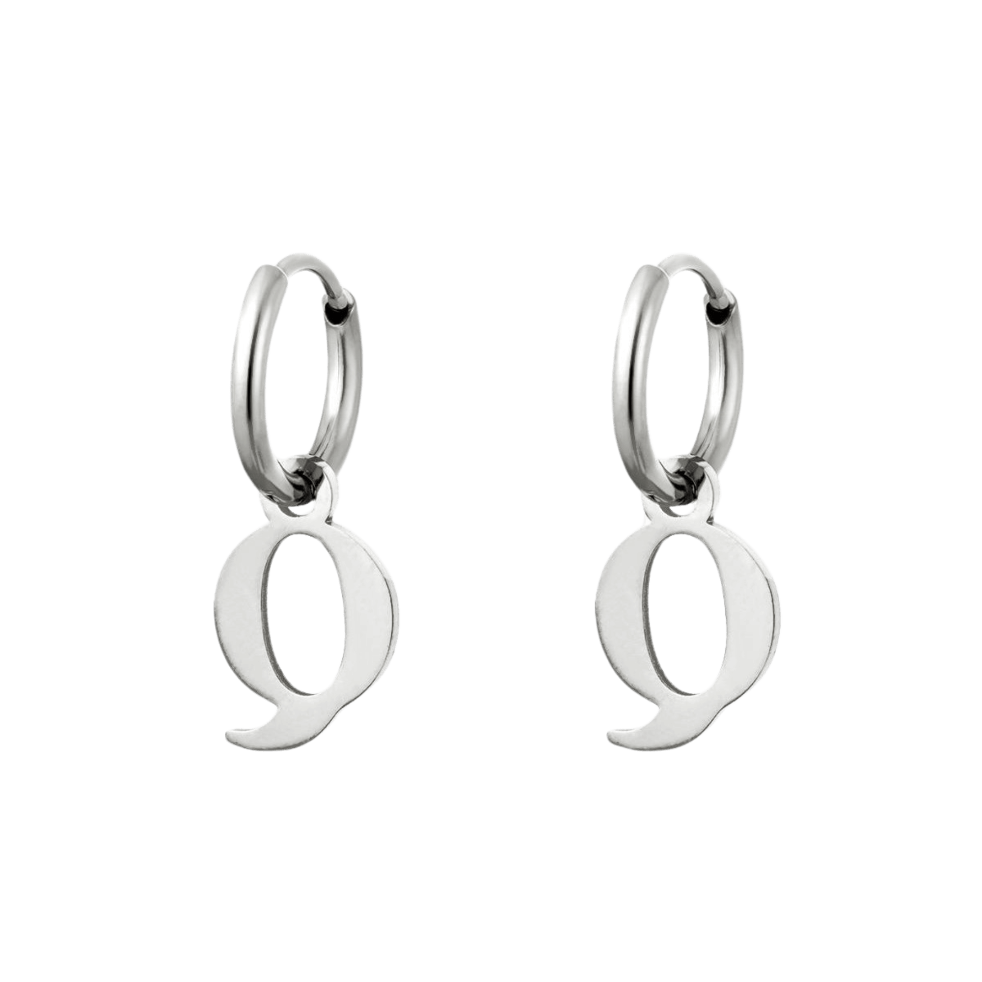 Initial Love Oorbel zilver met letter Q, straalt zelfvertrouwen uit – letter oorbellen zilver Q.