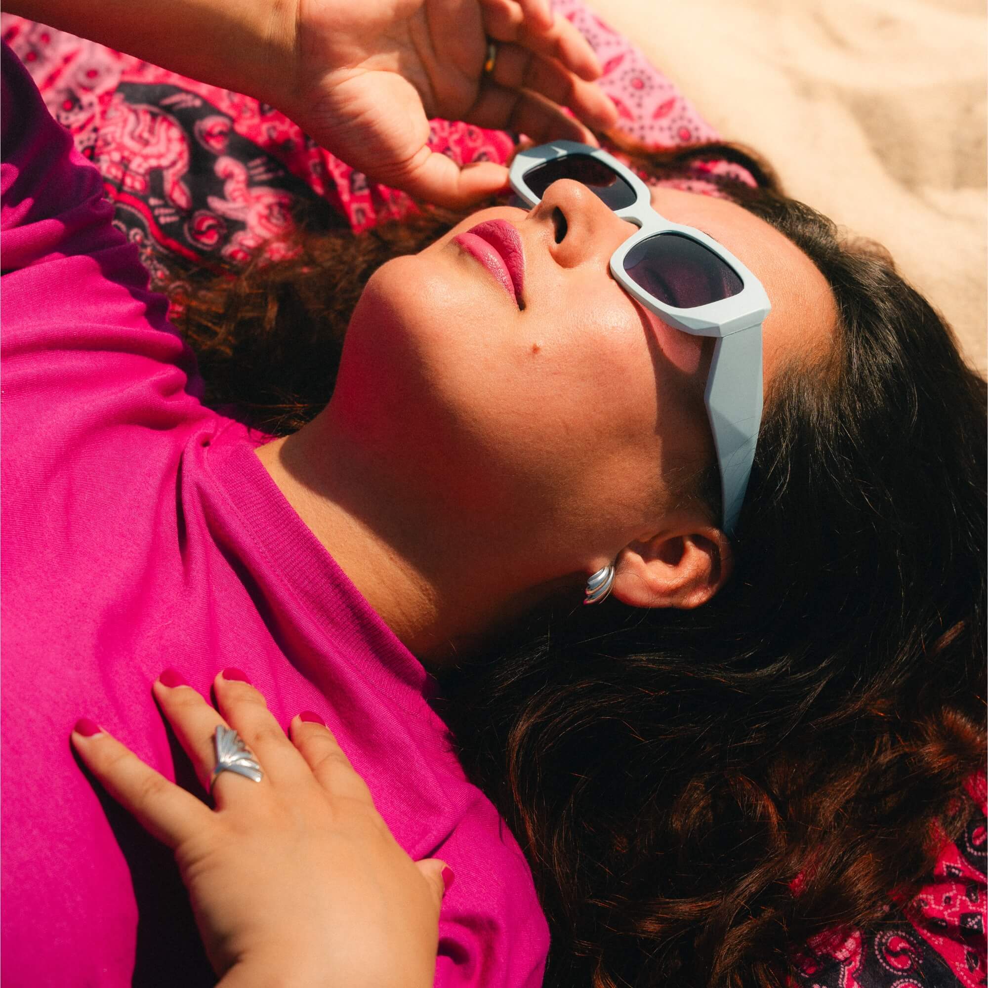 Model draagt Shell Me More Oorbellen zilverkleurig — minimalistische zilveren schelp oorbellen voor vrouwen, subtiele touch bij elke outfit.