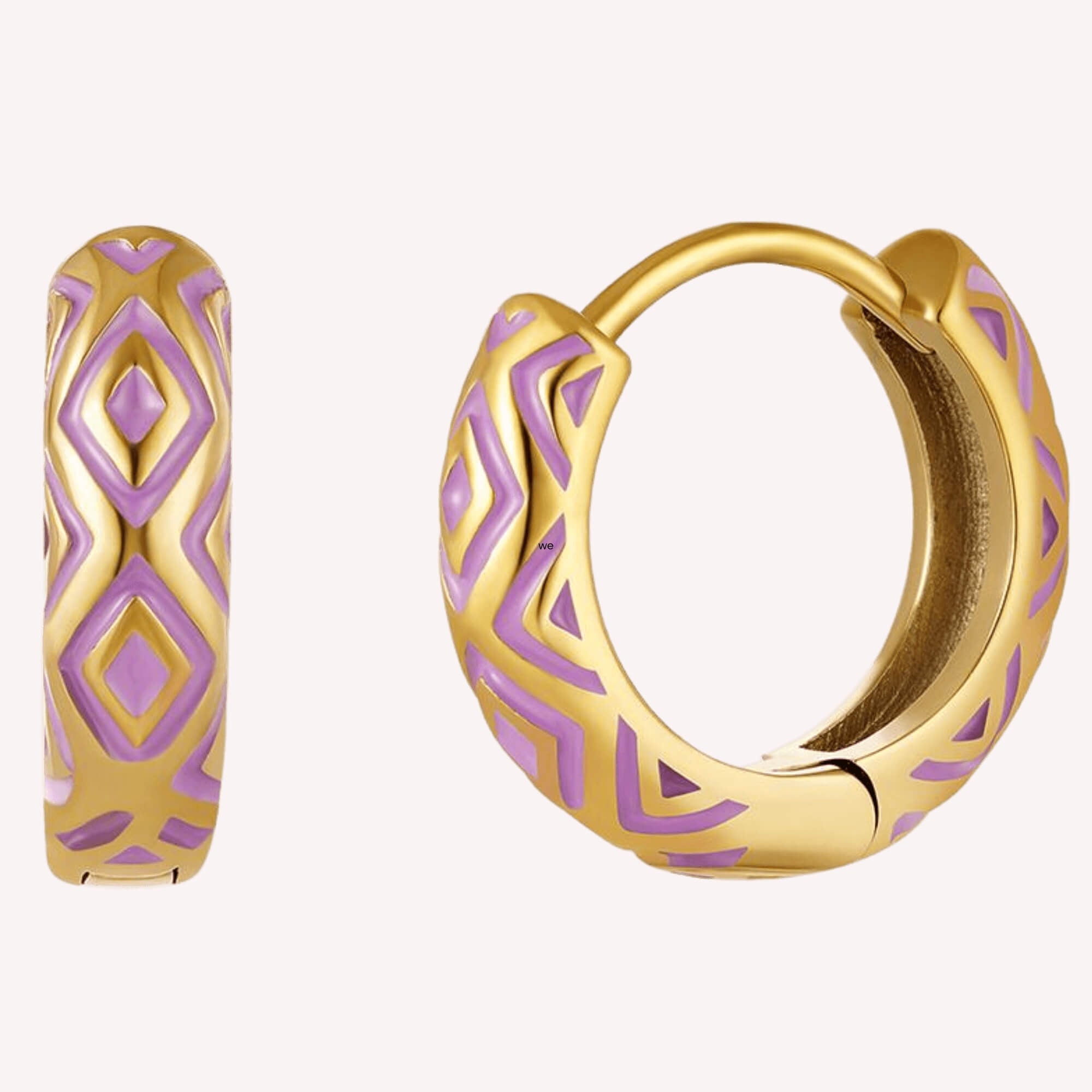 Azteca Amor Oorbellen paars – paarse oorringetjes met gouden basis en Azteekse motieven, betekenisvol en stijlvol sieraad.