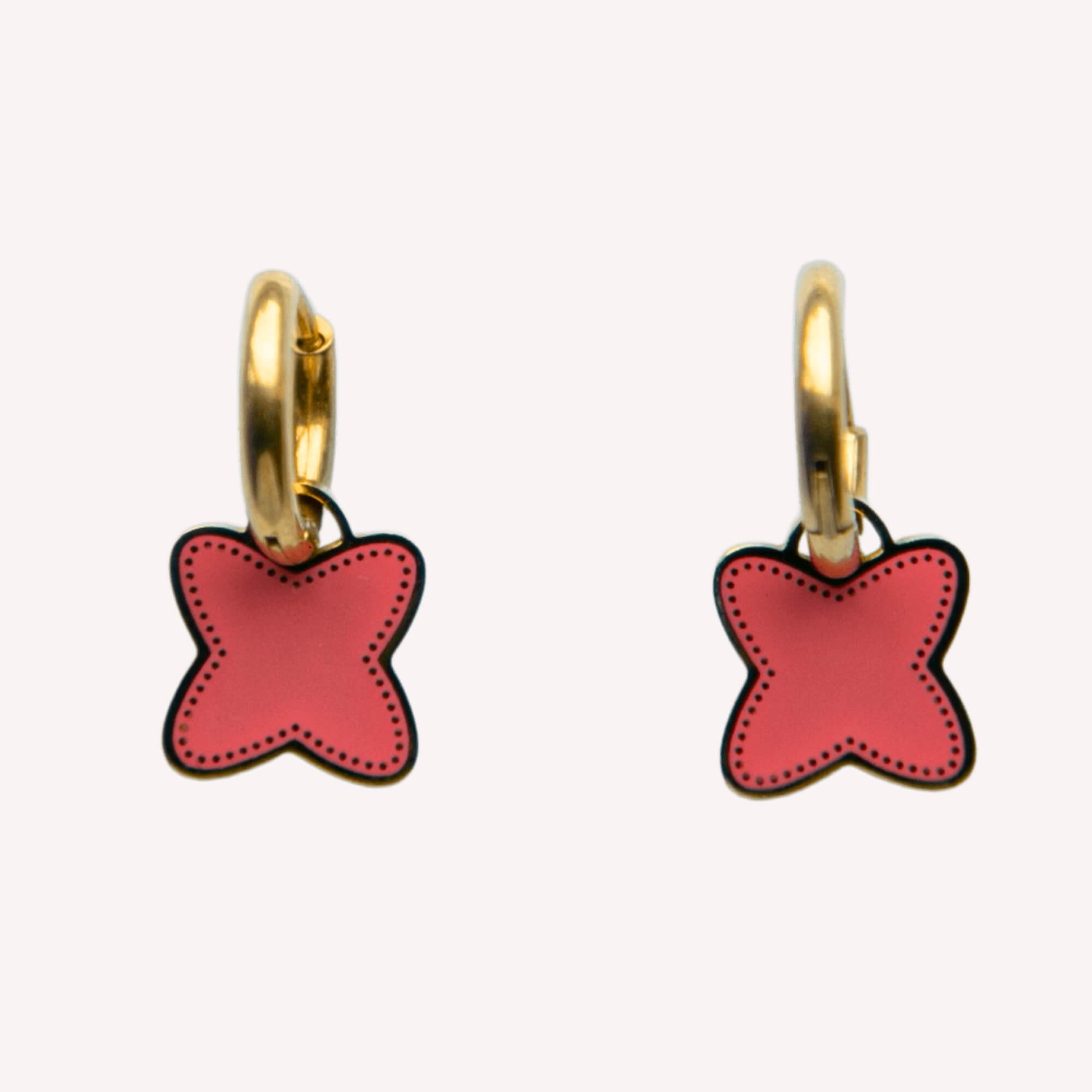 Oorbellen met klaver bedel in de kleur koraal