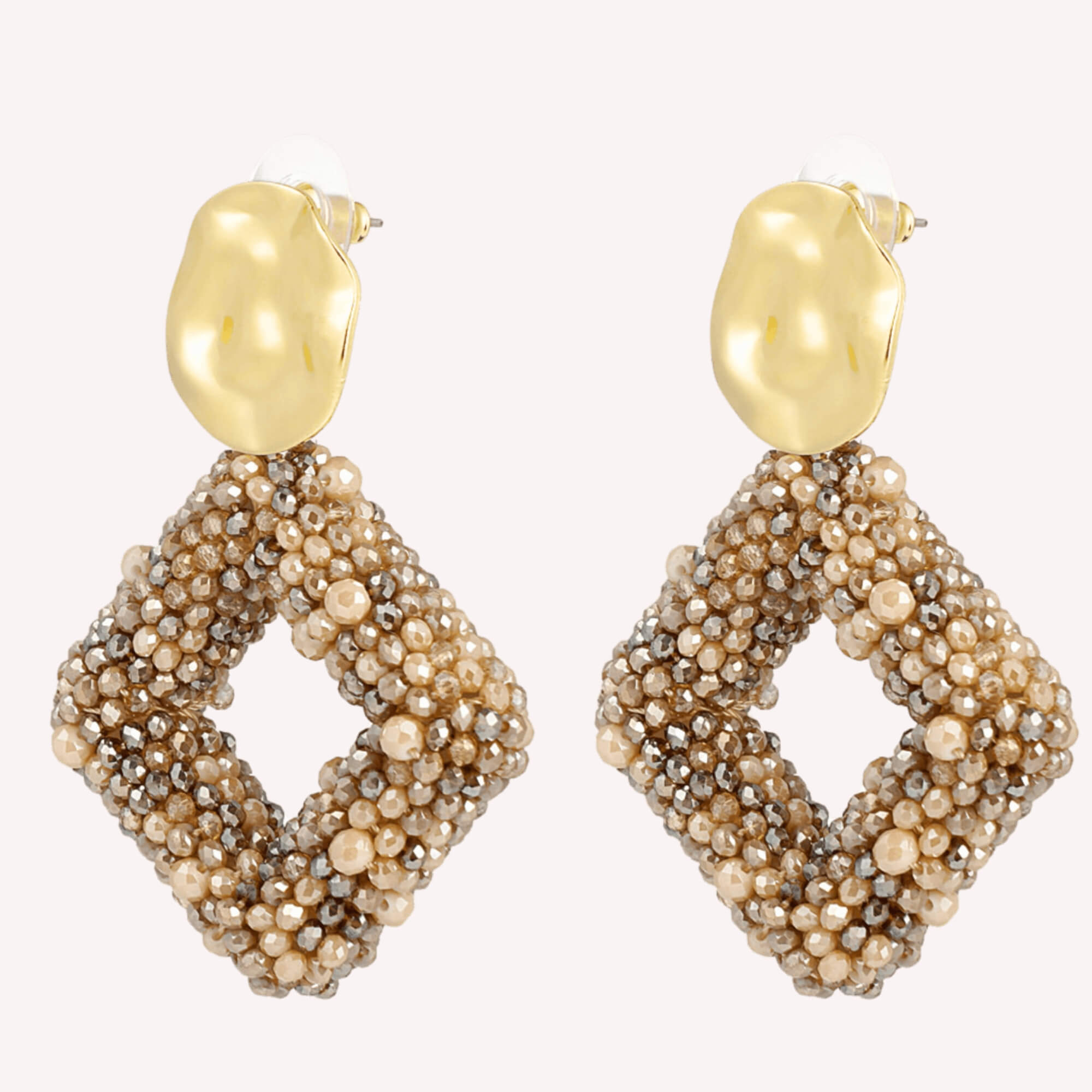 Beaded Diamonds Oorbellen beige – elegante kralen oorbellen in neutrale tint met ruitvorm, hypoallergeen.