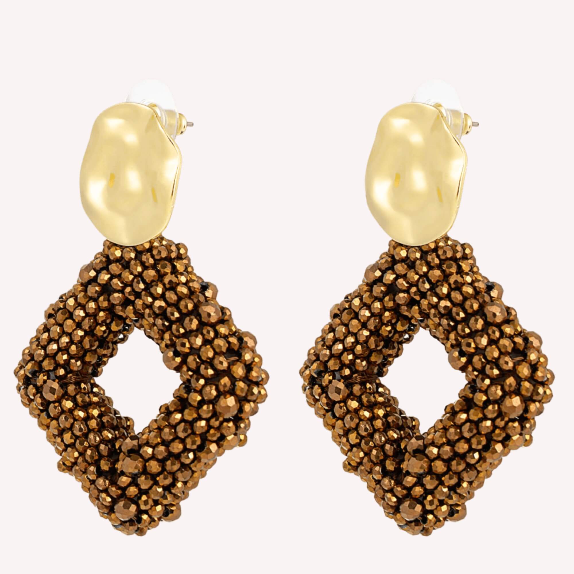 Beaded Diamonds Oorbellen bruin – stijlvolle oorbellen met kralen en ruitvorm voor een warme, classy uitstraling.