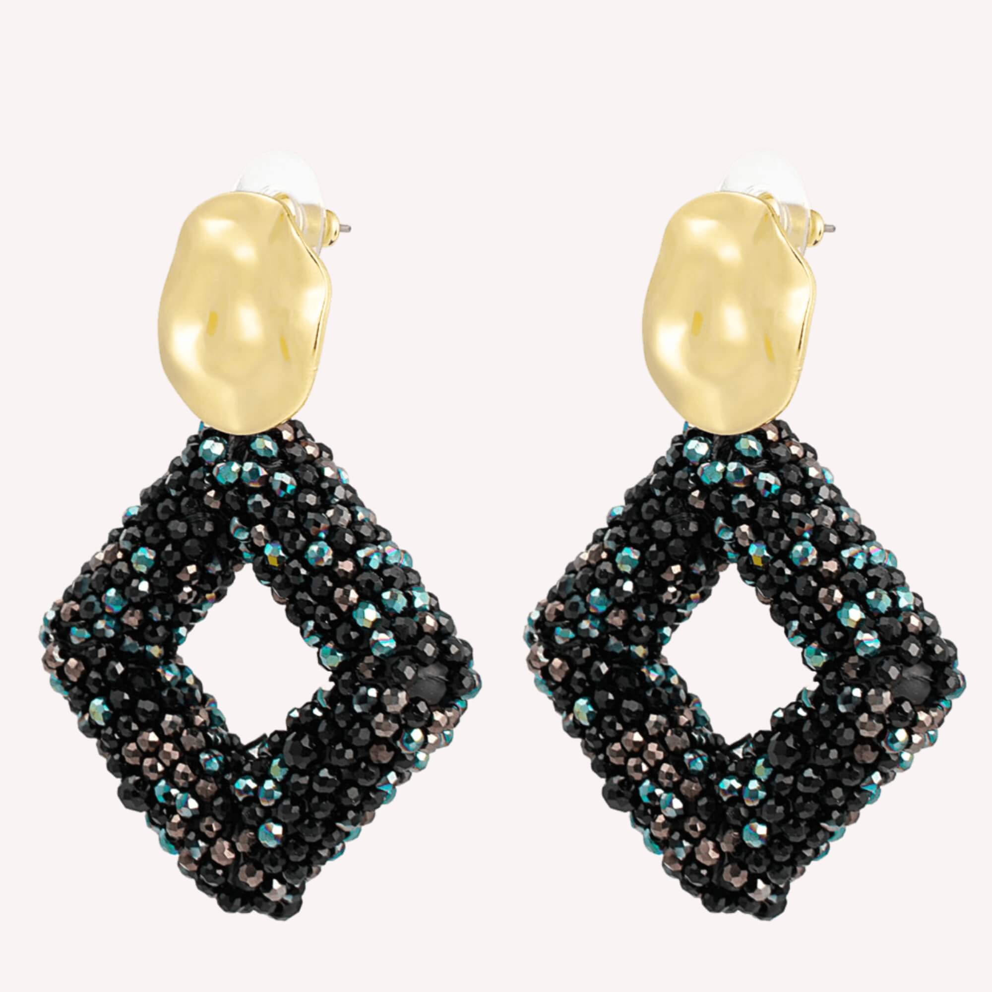 Beaded Diamonds Oorbellen zwart – grote statement kralen oorbellen in diamantvorm van roestvrij staal.