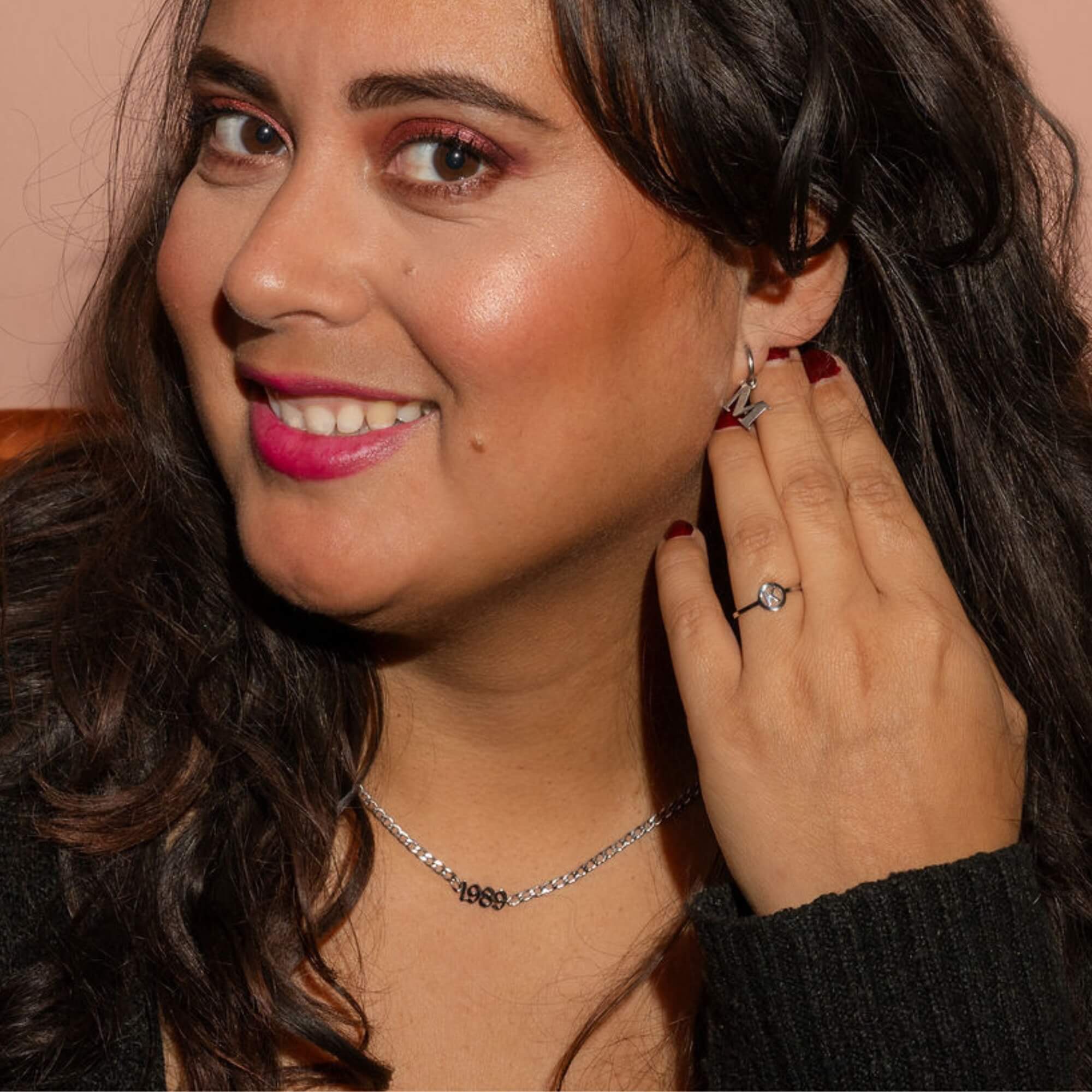 Model draagt Own Your Story Sieradenset in zilver – dames sieraden set zilver met initialen en jaartal, stijlvol en betekenisvol.