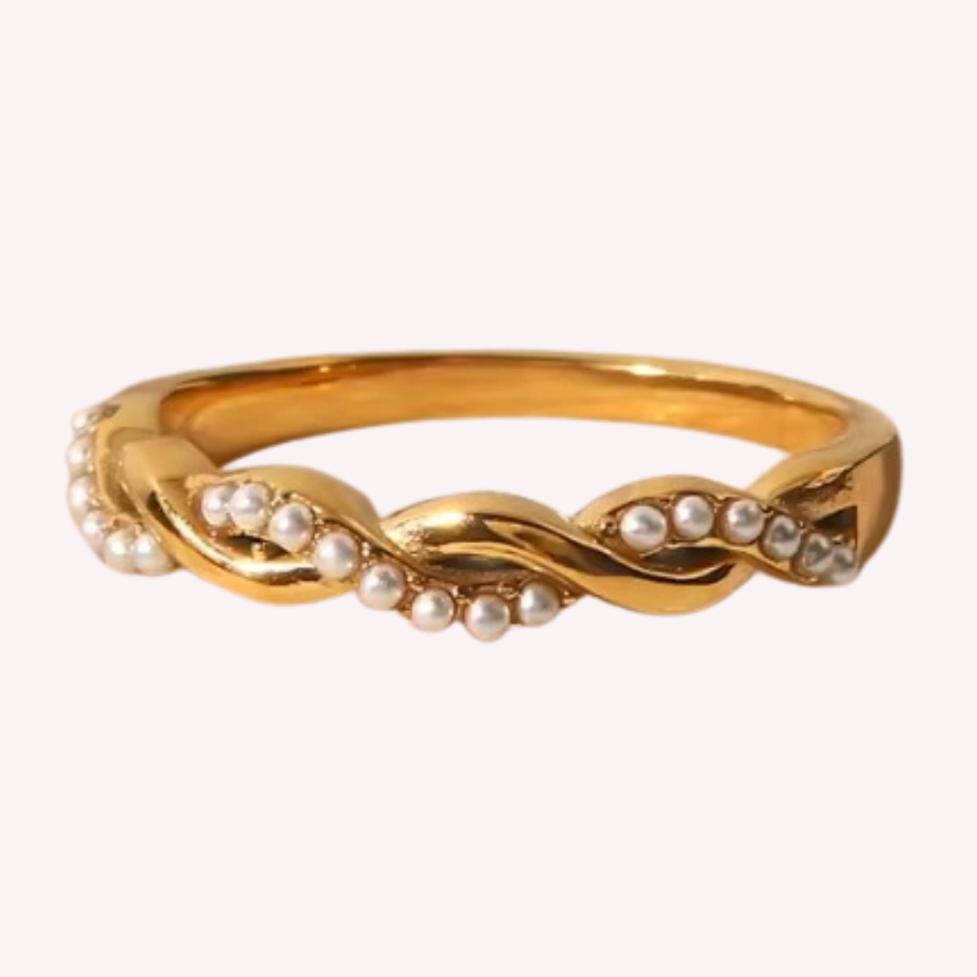 Gouden Pearlfect Glow Ring met pareldetail – elegante parelring van roestvrij staal voor vrouwen met een gevoel voor subtiele schoonheid.