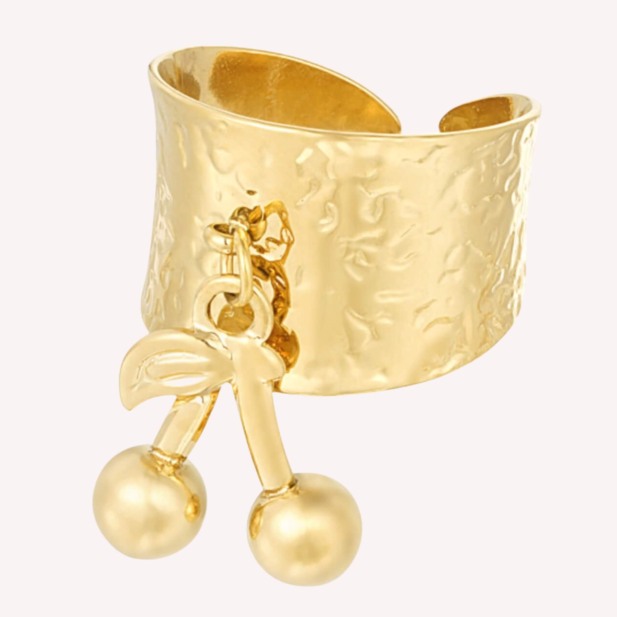 Ring My Cherry - een gold plated roestvrij stalen ring met een kersen bedel.