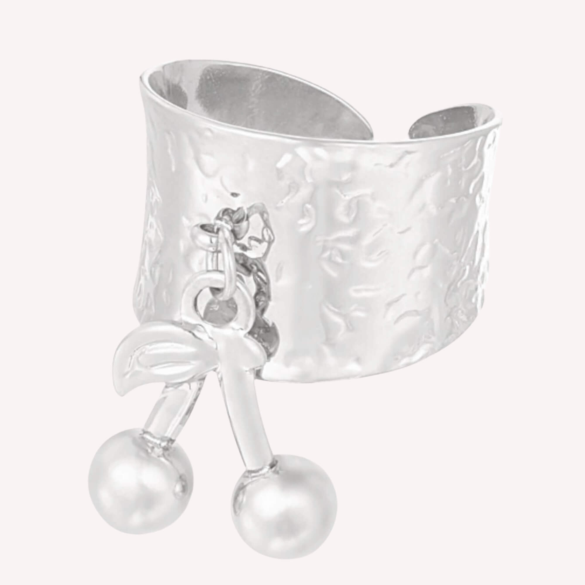 Ring My Cherry - een zilveren statement ring met een kersen bedel gemaakt van roestvrij staal.