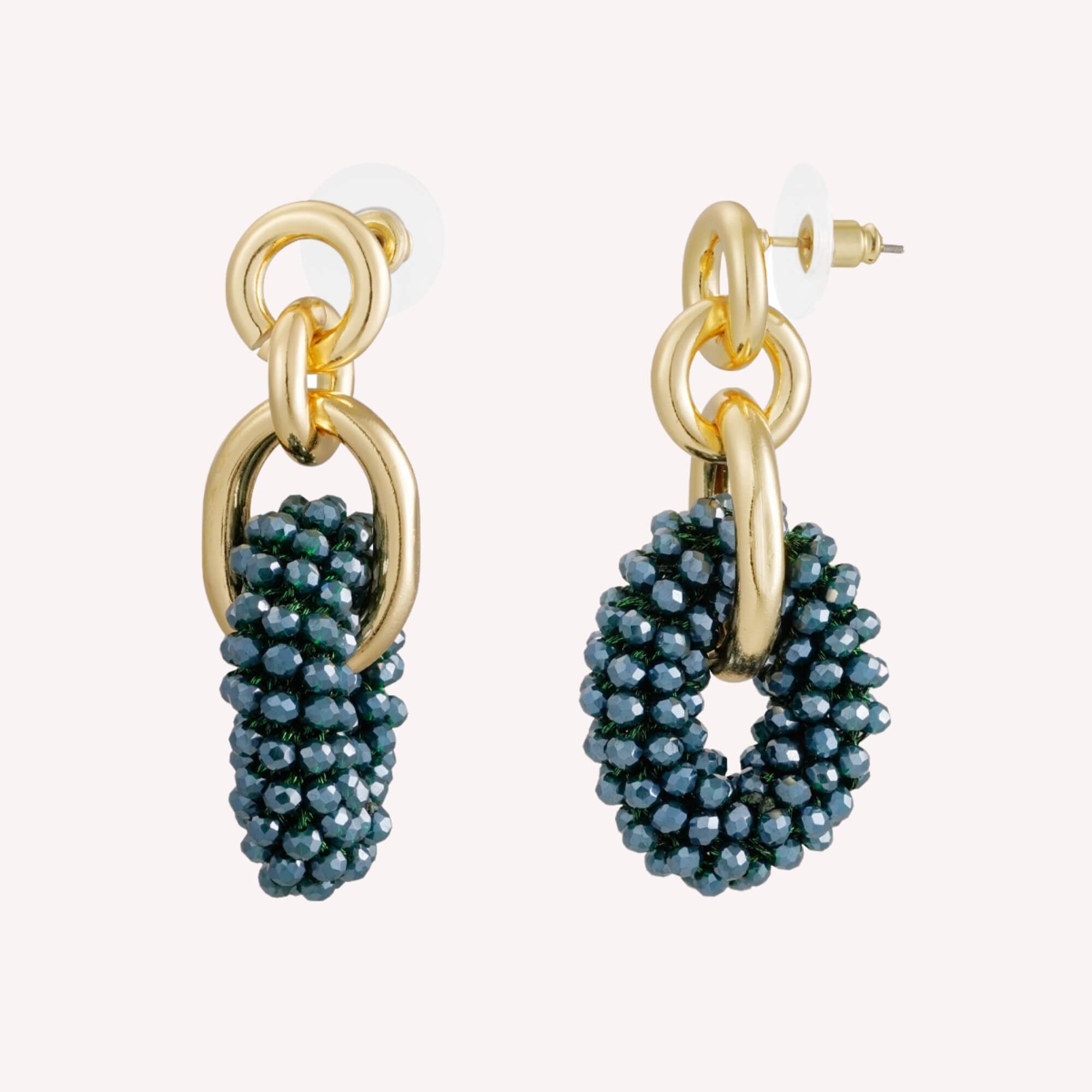 Gekleurde kralen oorbellen in het goud aan een gold plated oorsteker - Golden Bond Beads groene variant.