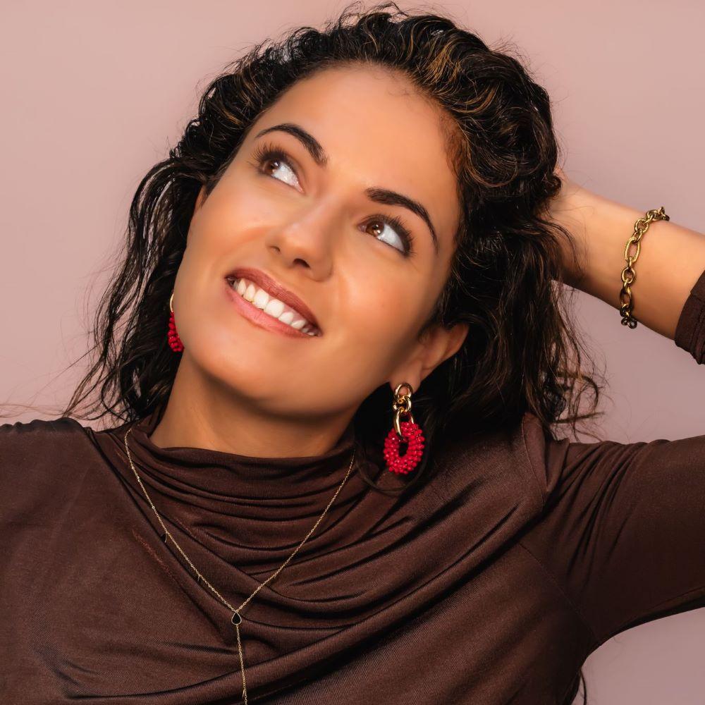 Model met gouden Unbreakably You Armband – stijlvolle roestvrij stalen armband.