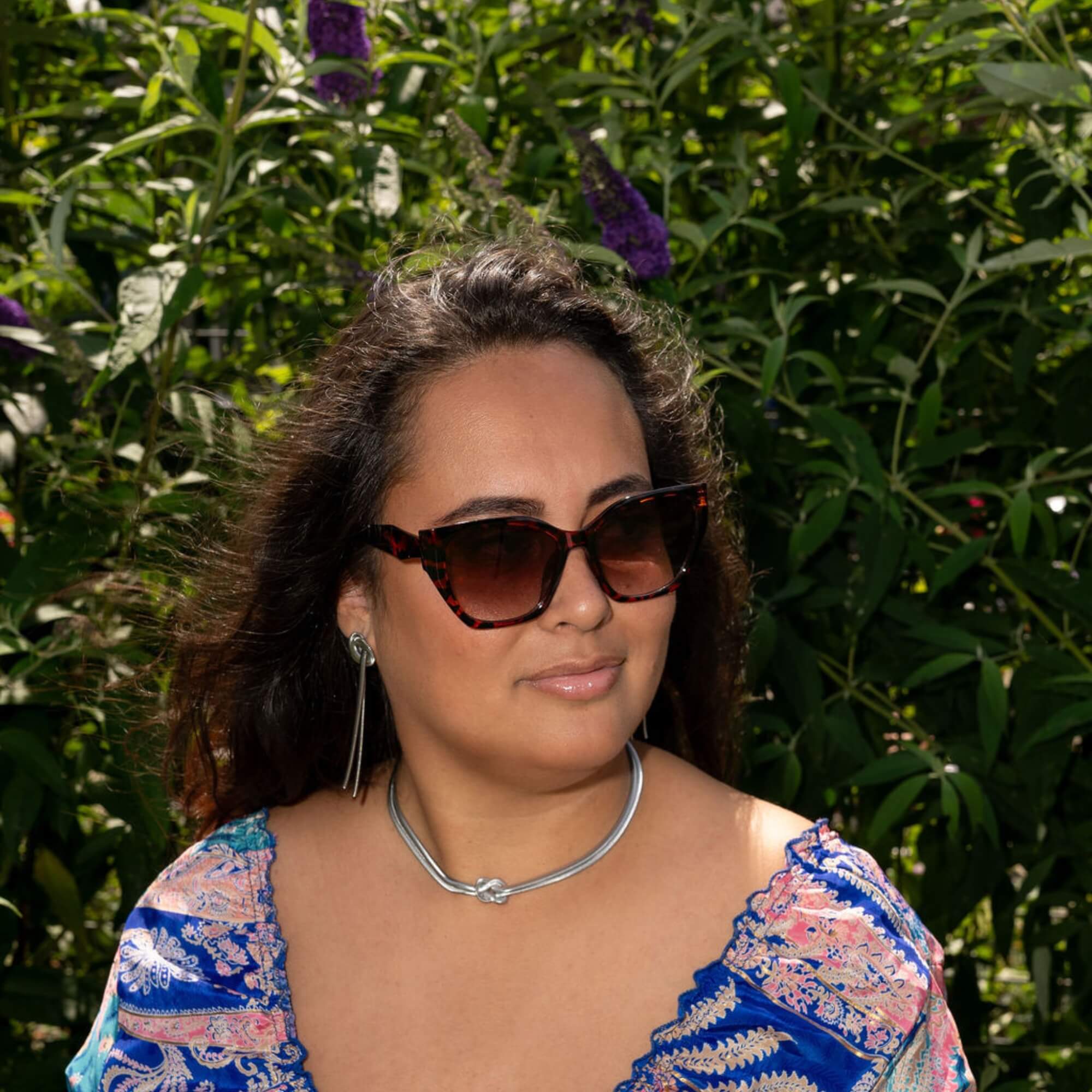 Celia met leopard Shady Lady zonnebril – een goedkope leopard zonnebril voor vrouwen die hun eigen pad volgen.
