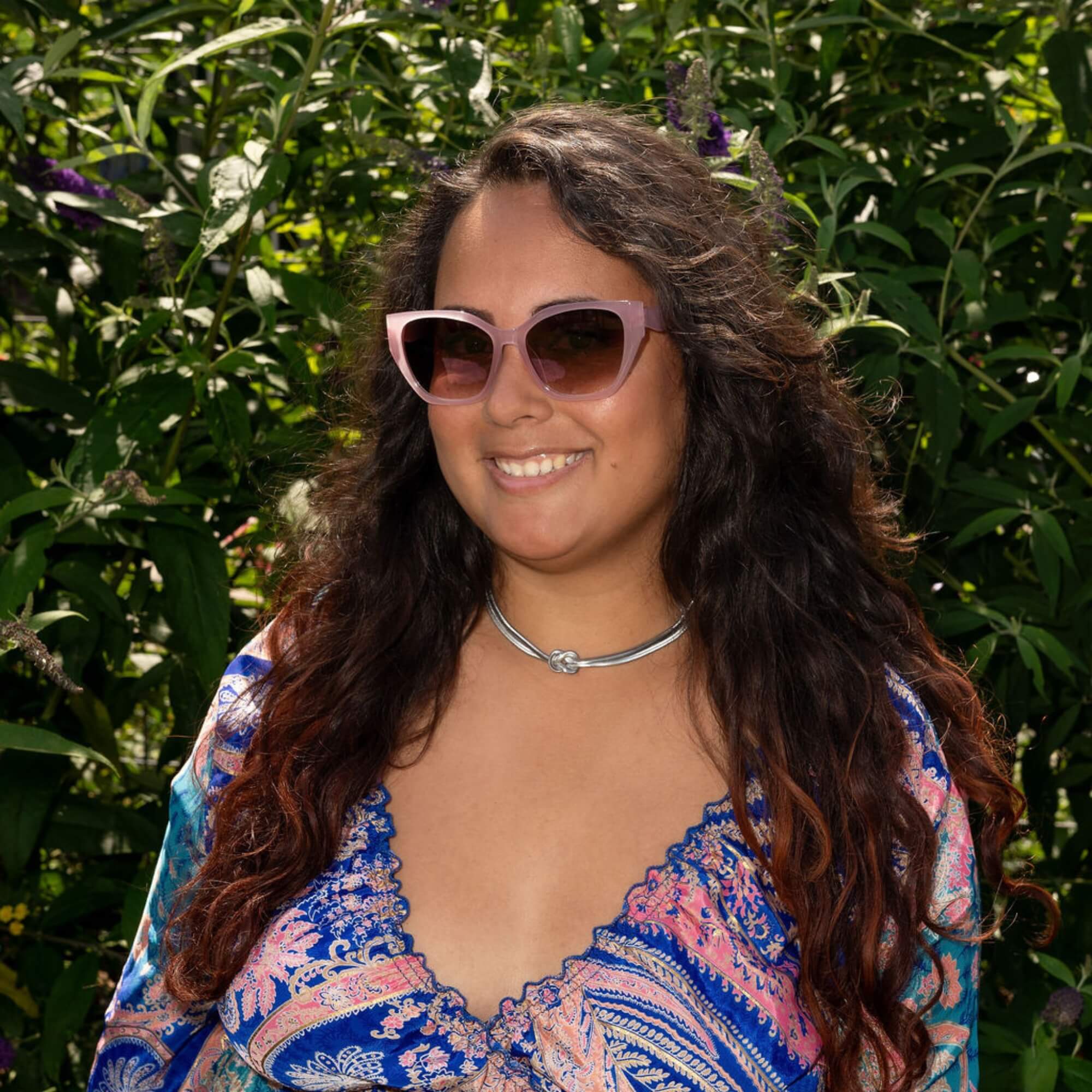 Celia met roze Shady Lady zonnebril – vrouwelijke flair met roze goedkope dameszonnebril van Celia.