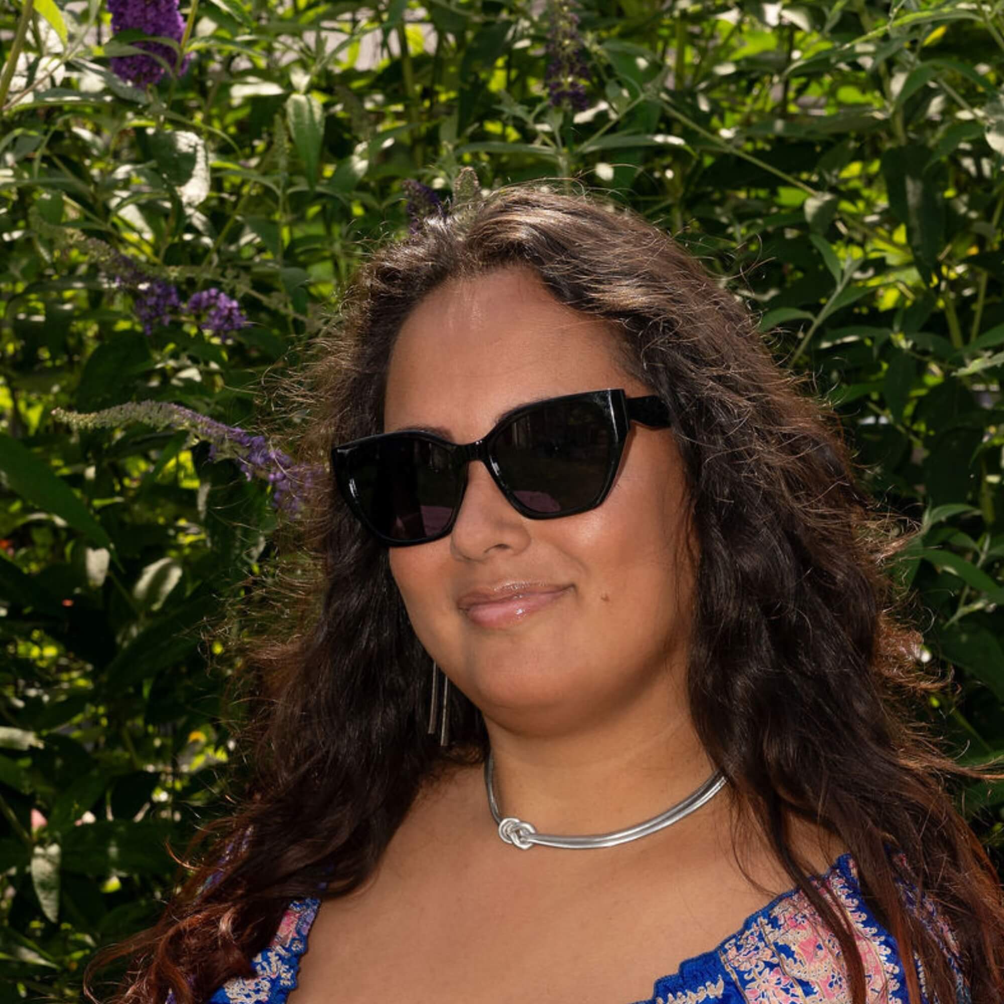 Celia met zwarte Shady Lady zonnebril – krachtige look met grote zwarte zonnebril voor dames.