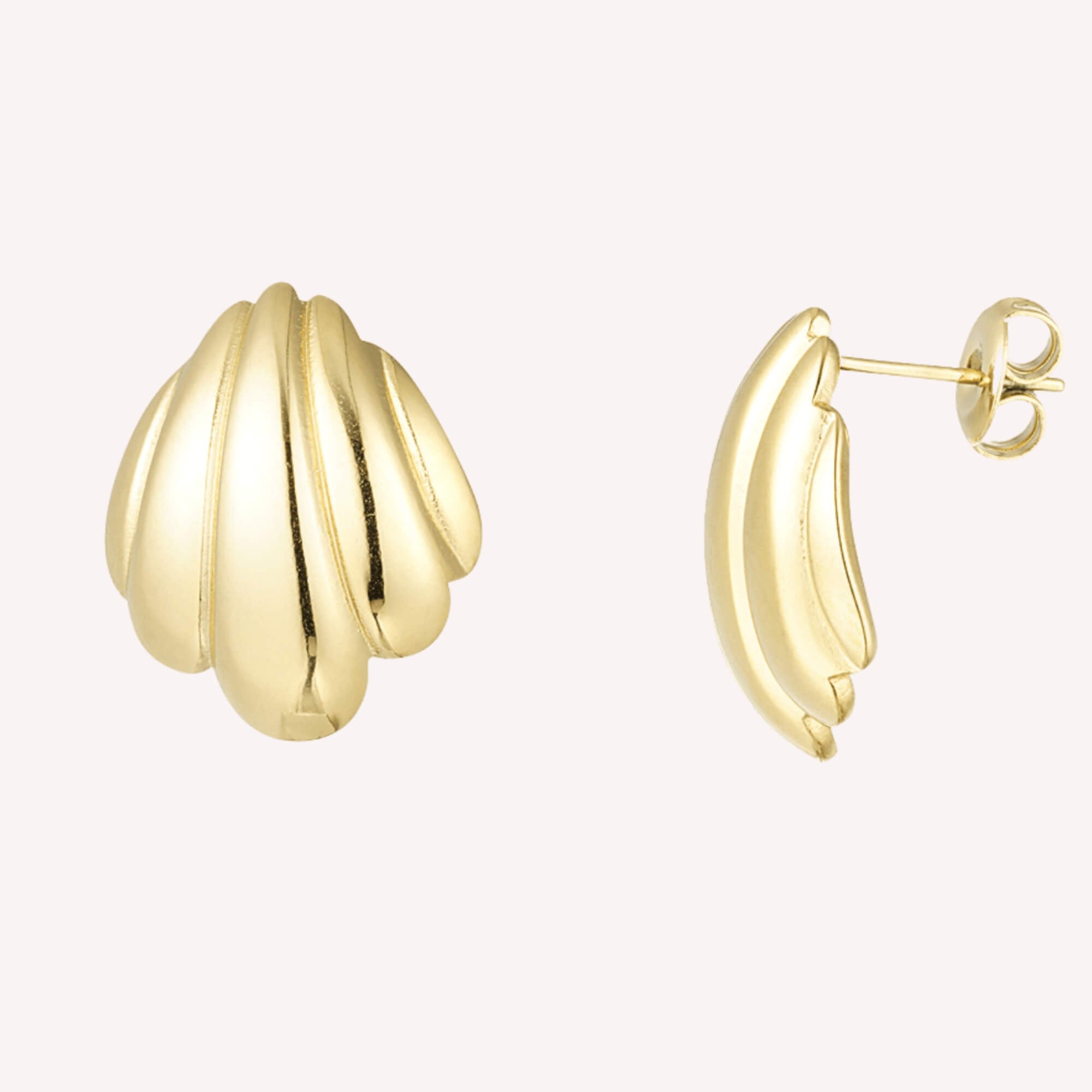 Shell Me More Oorbellen goudkleurig — minimalistische schelp oorbellen voor vrouwen, roestvrij staal, hypoallergeen.