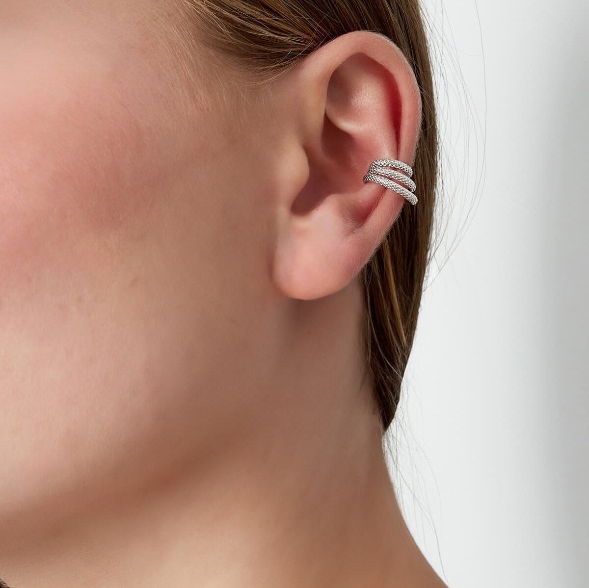 Subtiele zilveren ear cuff op model, geen gaatjes nodig