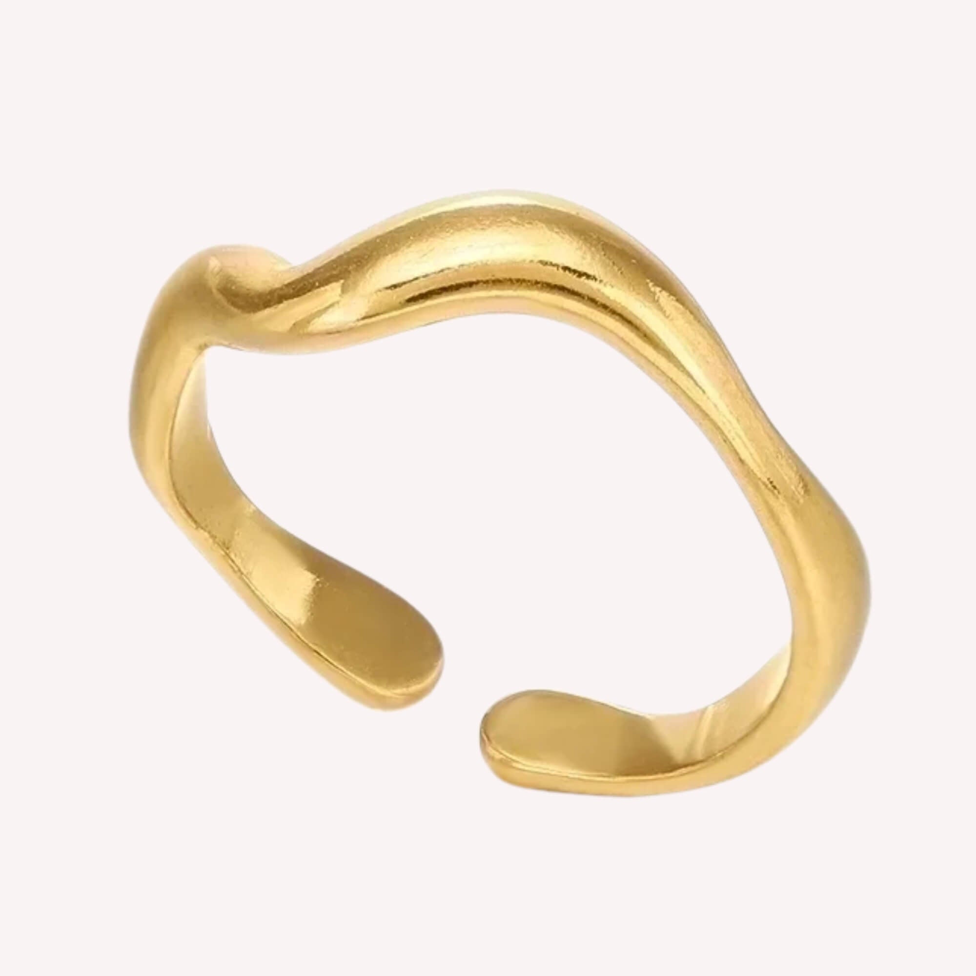 De gouden Simply Stunning Ring is een 18K gold plated ring voor dames. De ring is gemaakt van roestvrij staal en dus hypoallergeen.