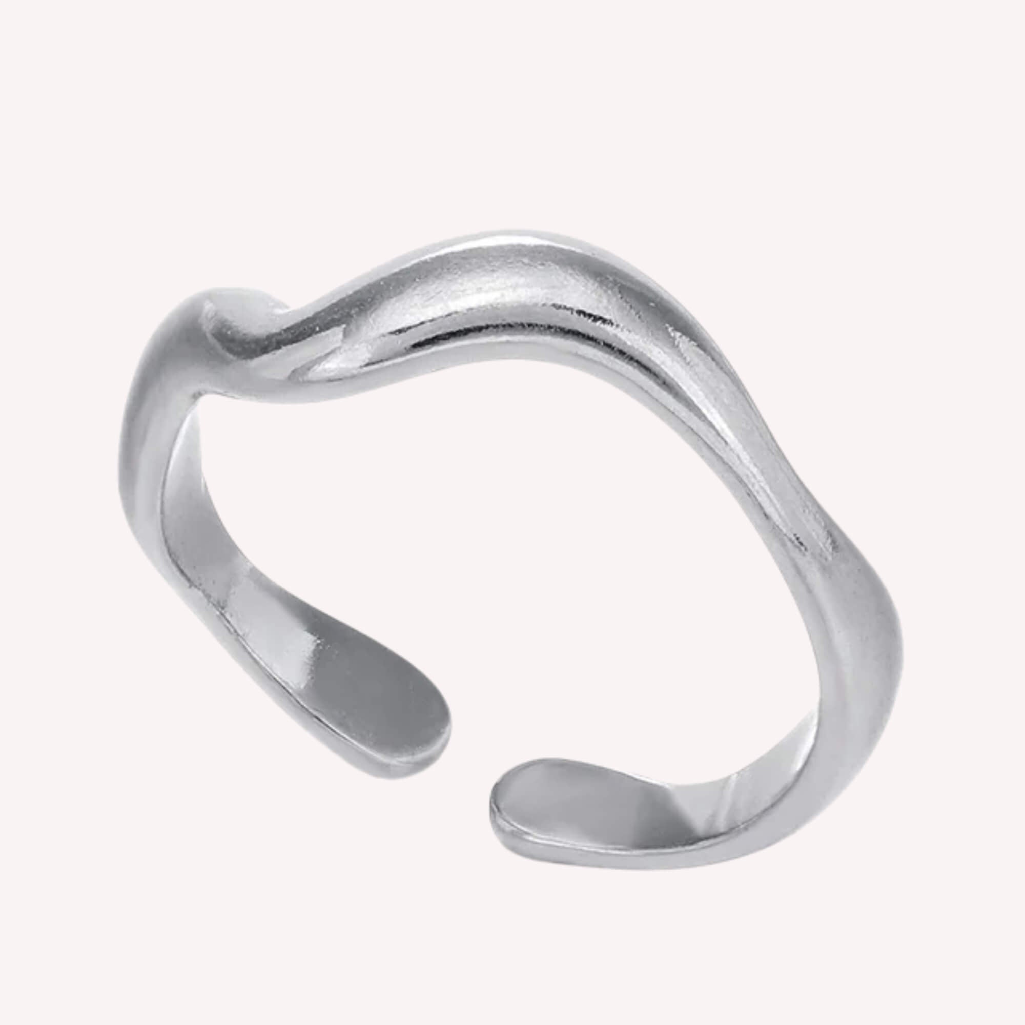 Zilveren Simply Stunning Ring voor vrouwen. Dit is een minimalistische ring gemaakt van roestvrij staal en dus hypoallergeen.