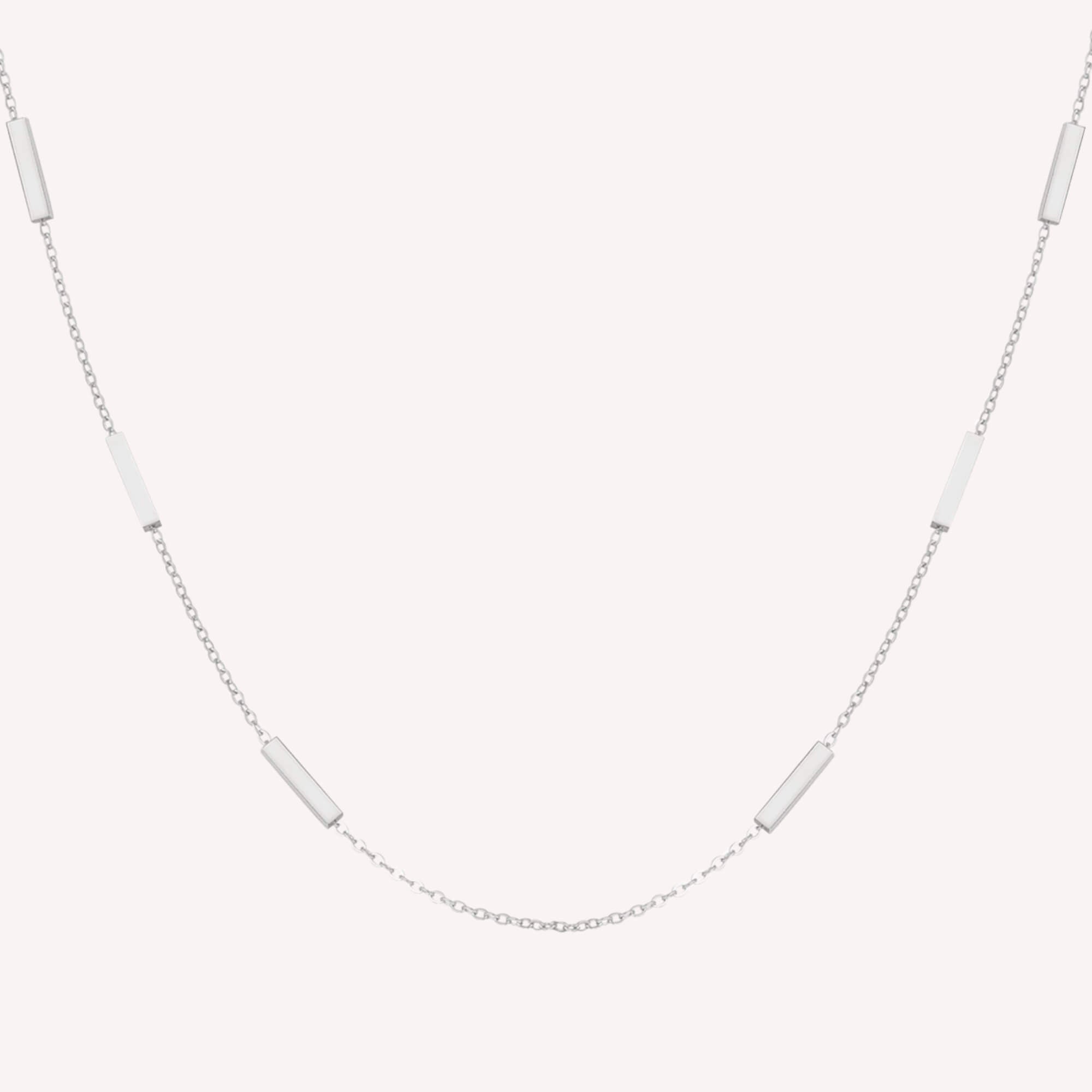 Minimalistische zilveren ketting van roestvrij staal met subtiele rechthoekige kokers, verstelbaar voor elke look.