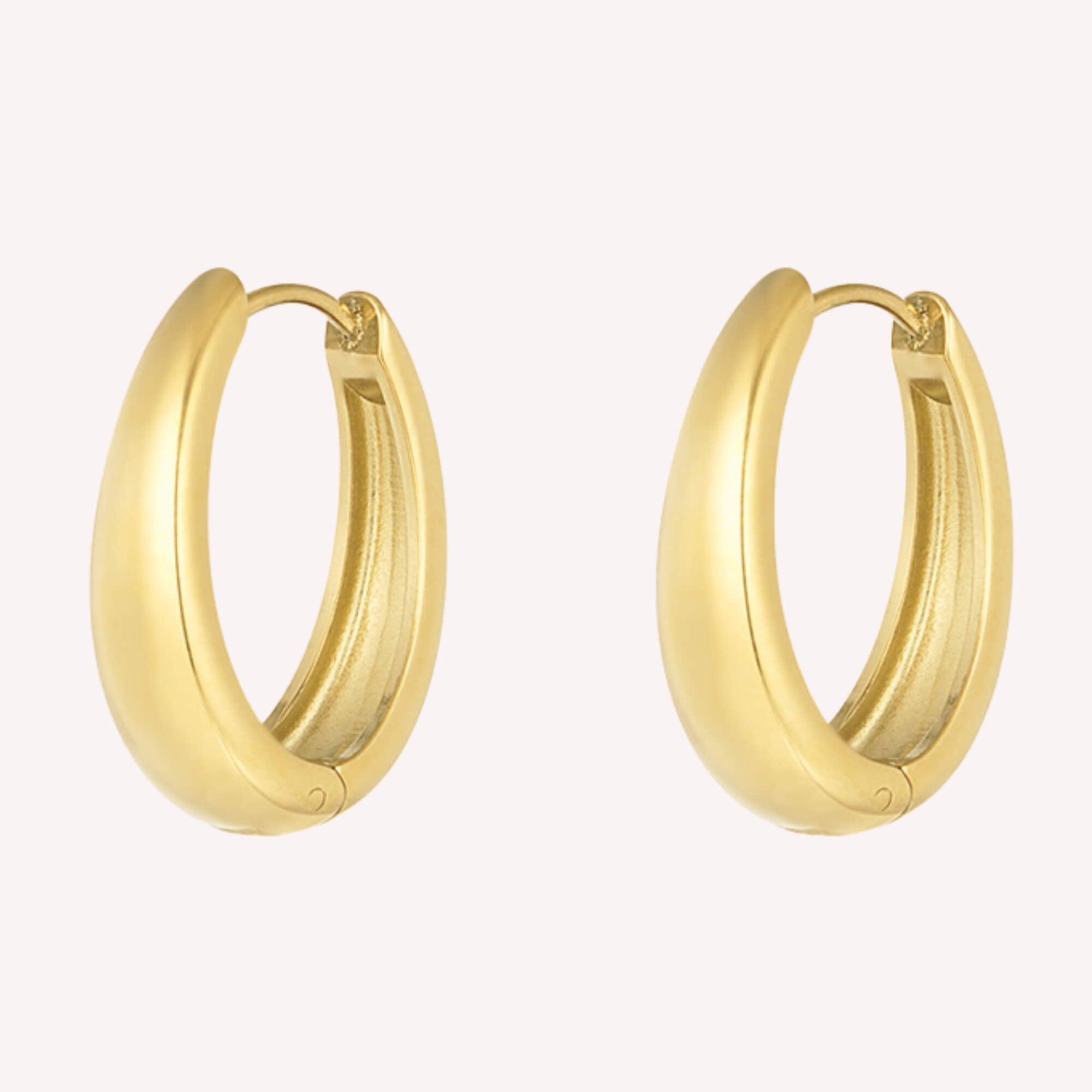 Brede Sleek & Chic oorbellen in goud, minimalistische en nikkelvrije oorbellen.