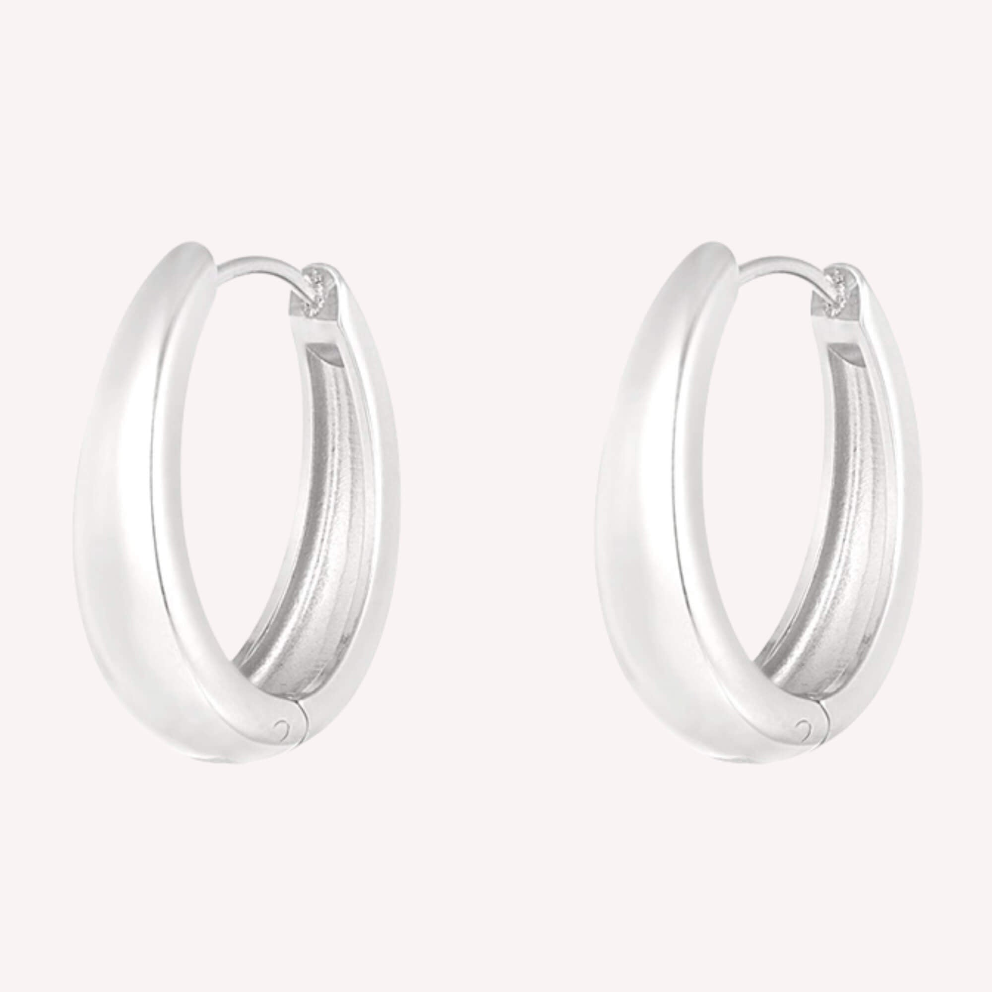 Sleek & Chic oorbellen zilver, roestvrij stalen en subtiele hoops voor vrouwen.