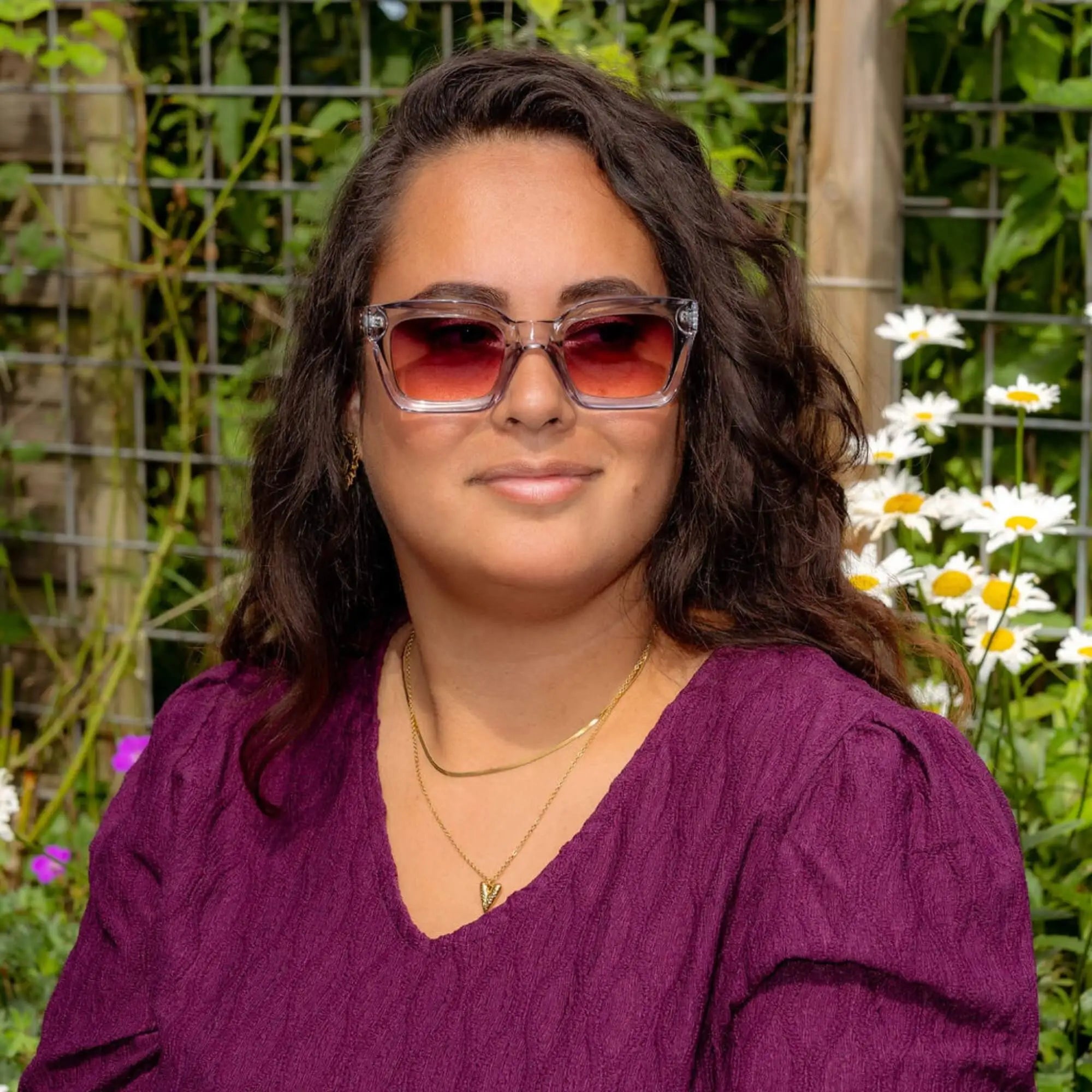 Celia met grijze Squarely Yours zonnebril – een mooie retro zonnebril voor vrouwen in het grijs.