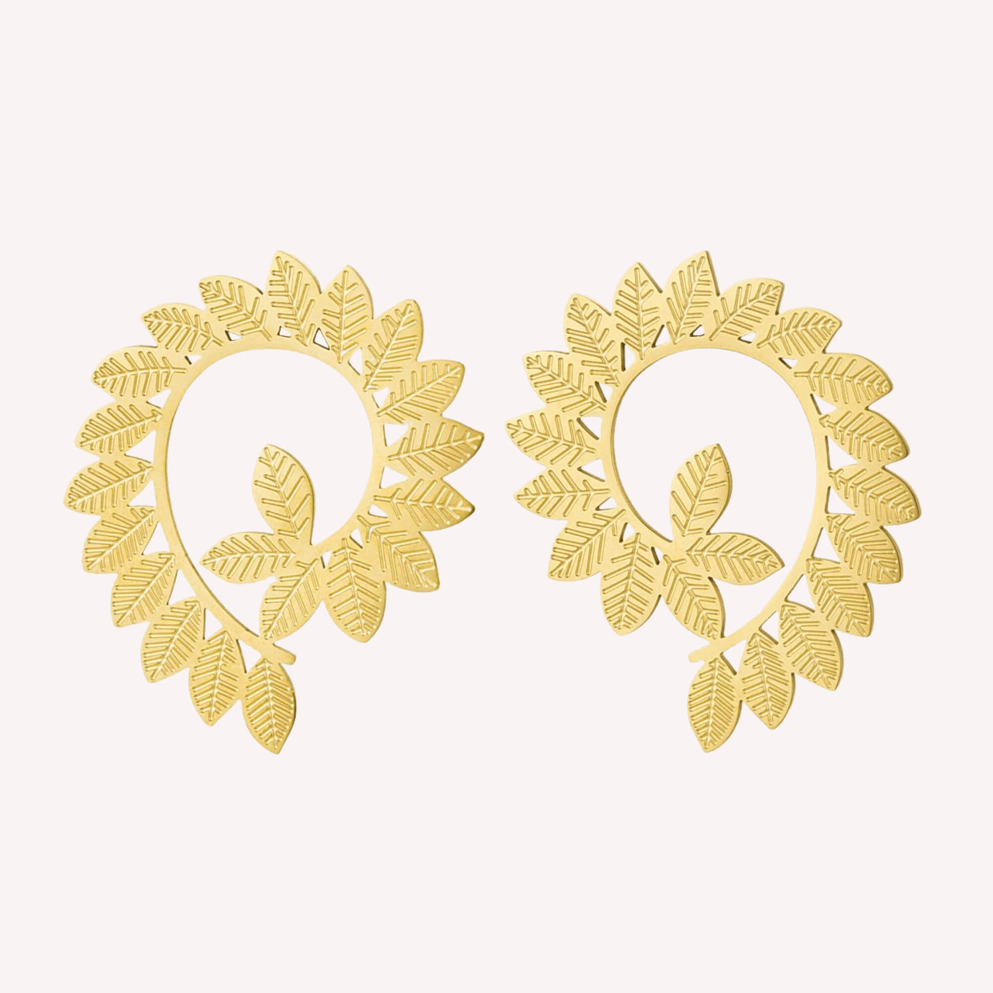 Leaf Me Be Oorbellen in goud – statement oorbellen met blaadjesdesign in het goud perfect voor vrouwen.