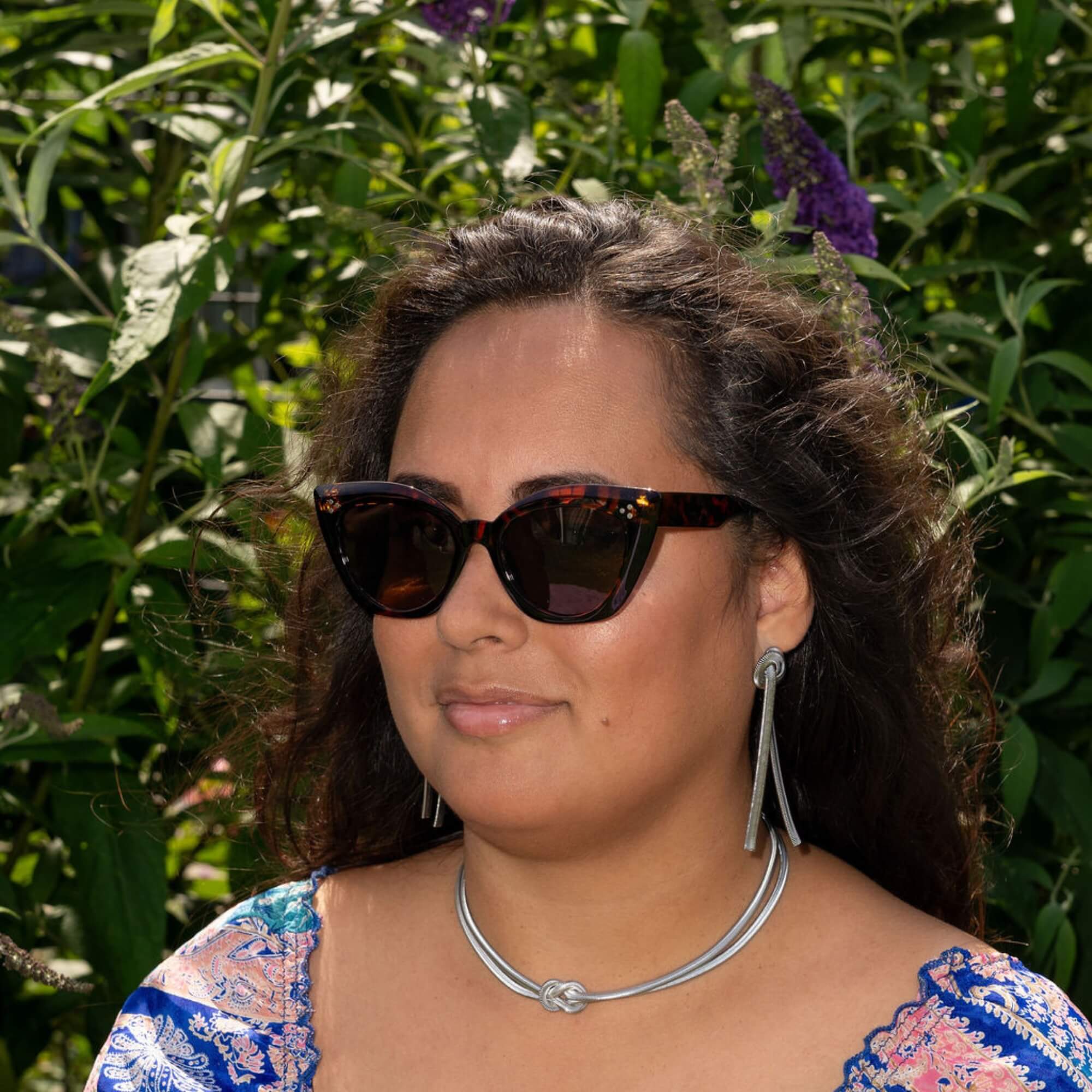 Celia draagt de Stay Cat-chy Zonnebril bruin - een grote cat eye zonnebril in bruin leopard.