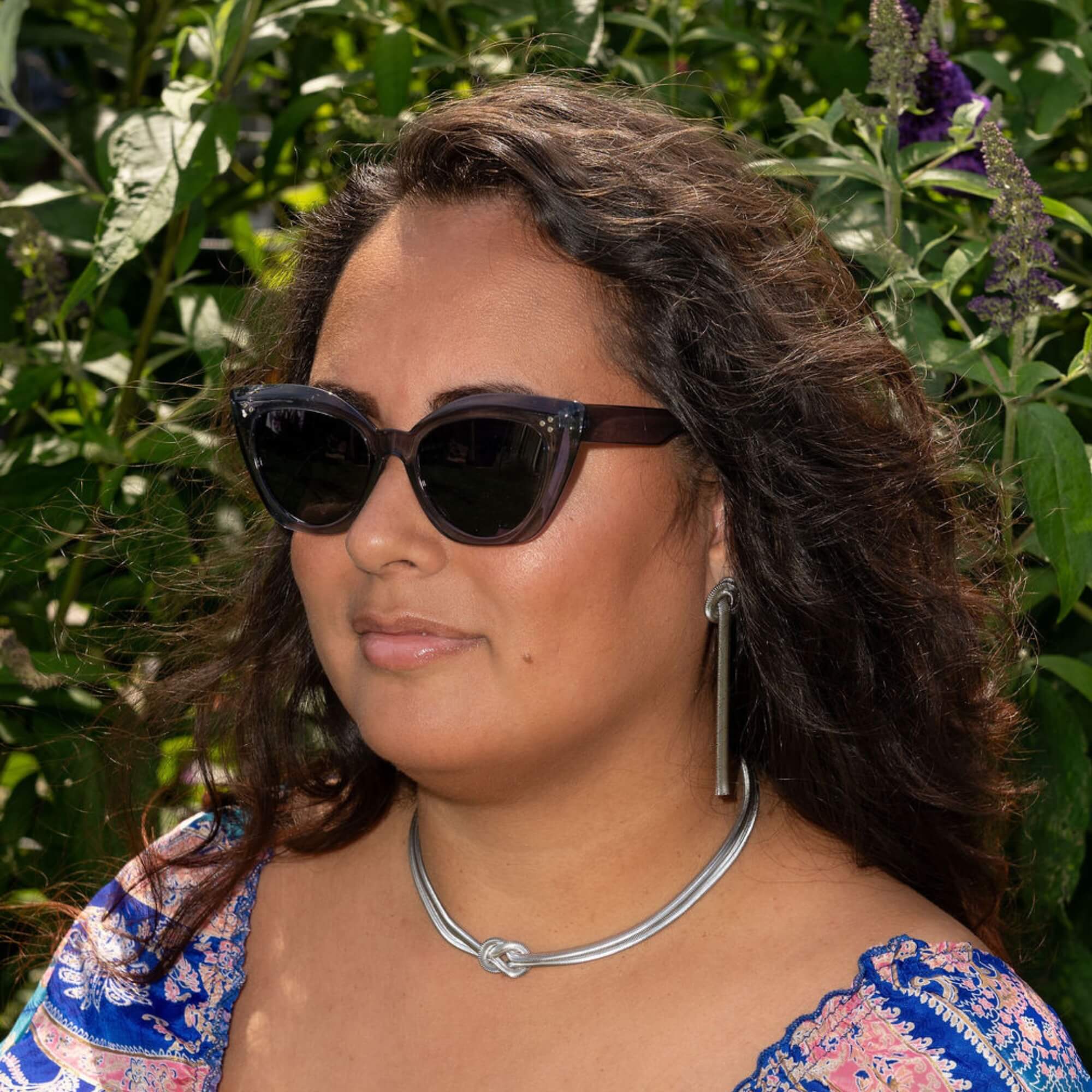Celia draagt de Stay Cat-chy Zonnebril grijs - een grijze cat eye zonnebril voor dames.