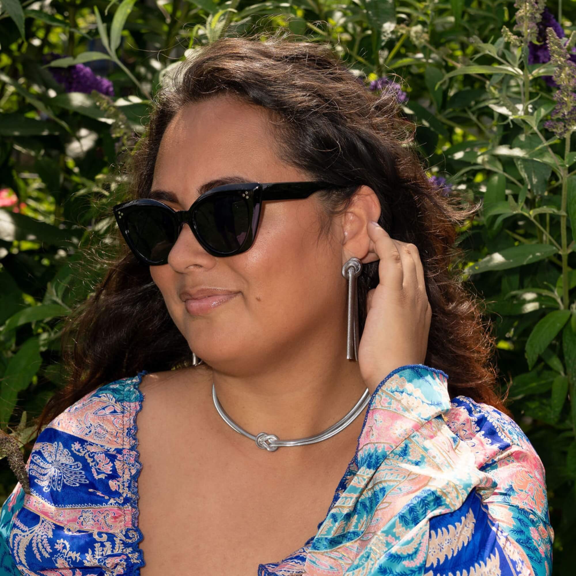 Celia draagt de Stay Cat-chy Zonnebril zwart - een vrouwelijke zwarte cat eye zonnebril speciaal voor vrouwen.