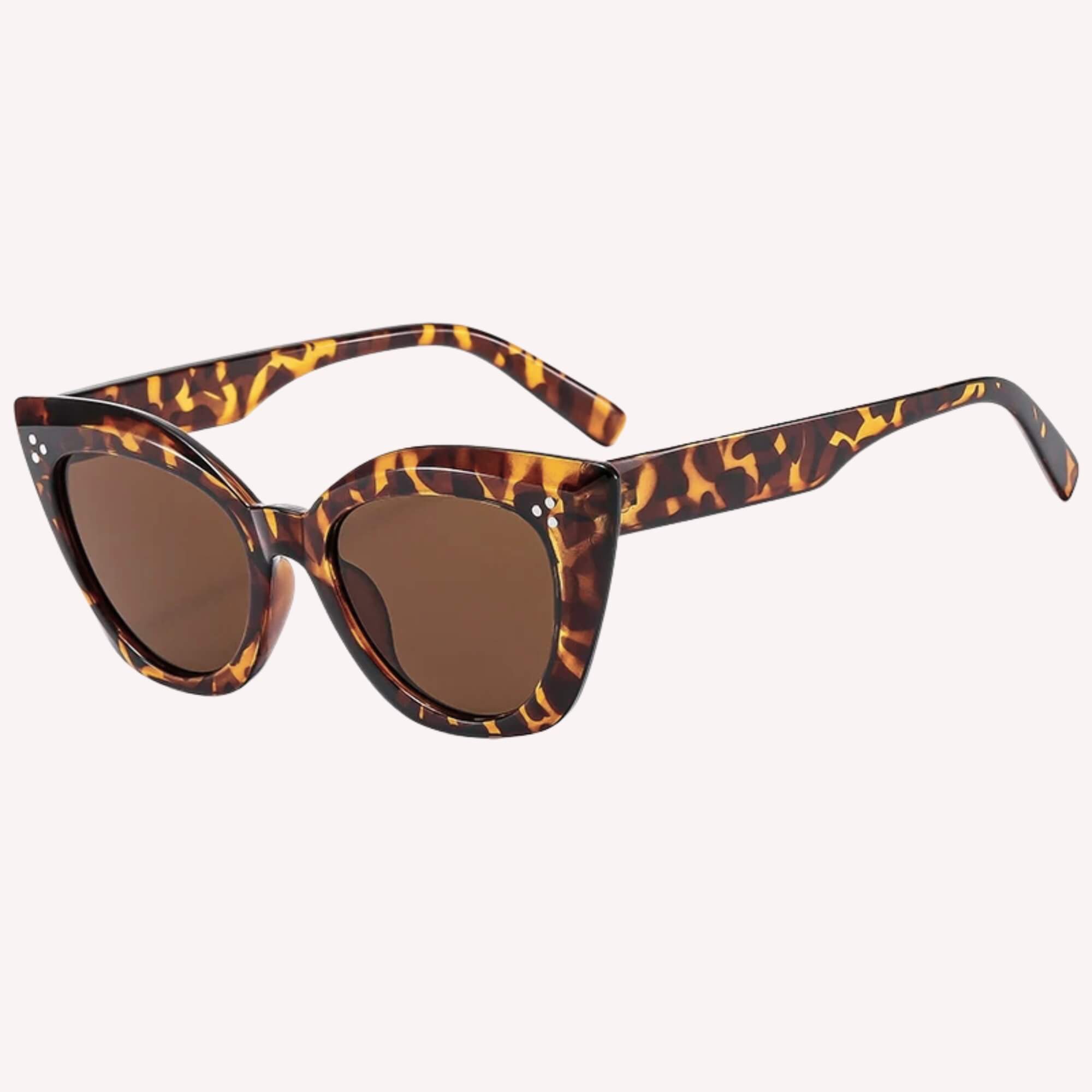 Stay Cat-chy Zonnebril leopard bruin - een leopard bruine cat eye zonnebril voor dames.